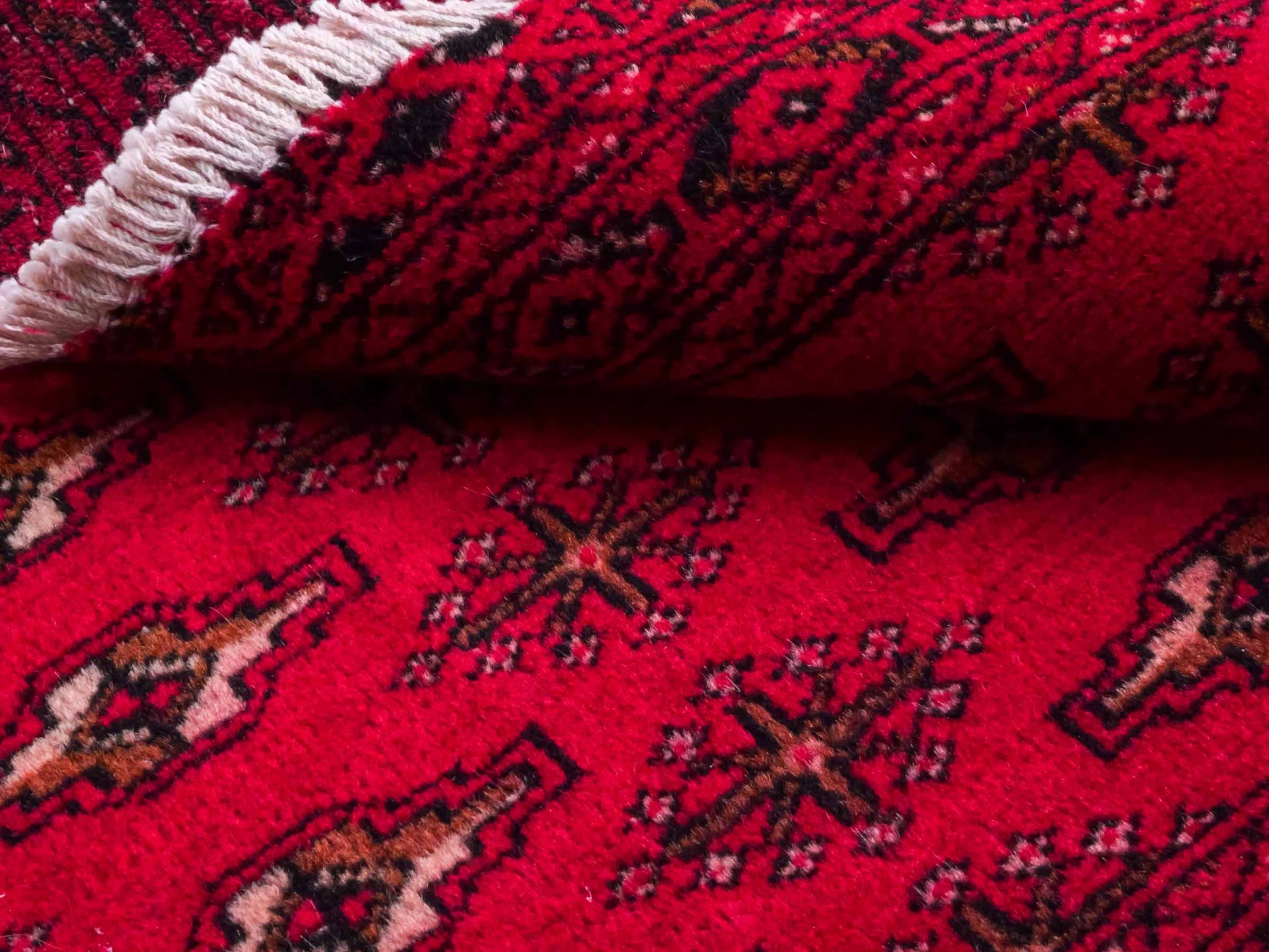 Handgeknüpfter Vintage Turkaman Nomadenteppich von Khademi aus Wolle, rot. Bukhara Allover-Design. Von Hand geknüpft in Iran. Größe: 105 cm x 50 cm. Teppichnummer: DB3-1028. Verkauf durch Jupiter Intl.