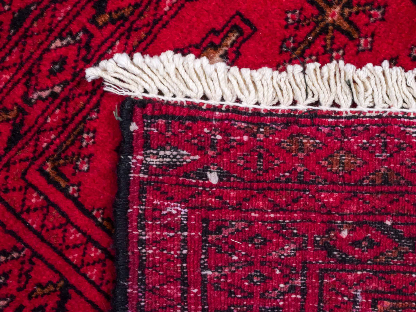Handgeknüpfter Vintage Turkaman Nomadenteppich von Khademi aus Wolle, rot. Bukhara Allover-Design. Von Hand geknüpft in Iran. Größe: 105 cm x 50 cm. Teppichnummer: DB3-1028. Verkauf durch Jupiter Intl.