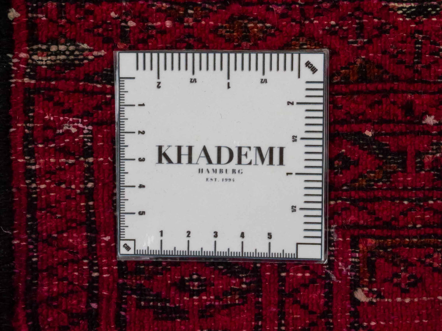 Handgeknüpfter Vintage Turkaman Nomadenteppich von Khademi aus Wolle, rot. Bukhara Allover-Design. Von Hand geknüpft in Iran. Größe: 105 cm x 50 cm. Teppichnummer: DB3-1028. Verkauf durch Jupiter Intl.