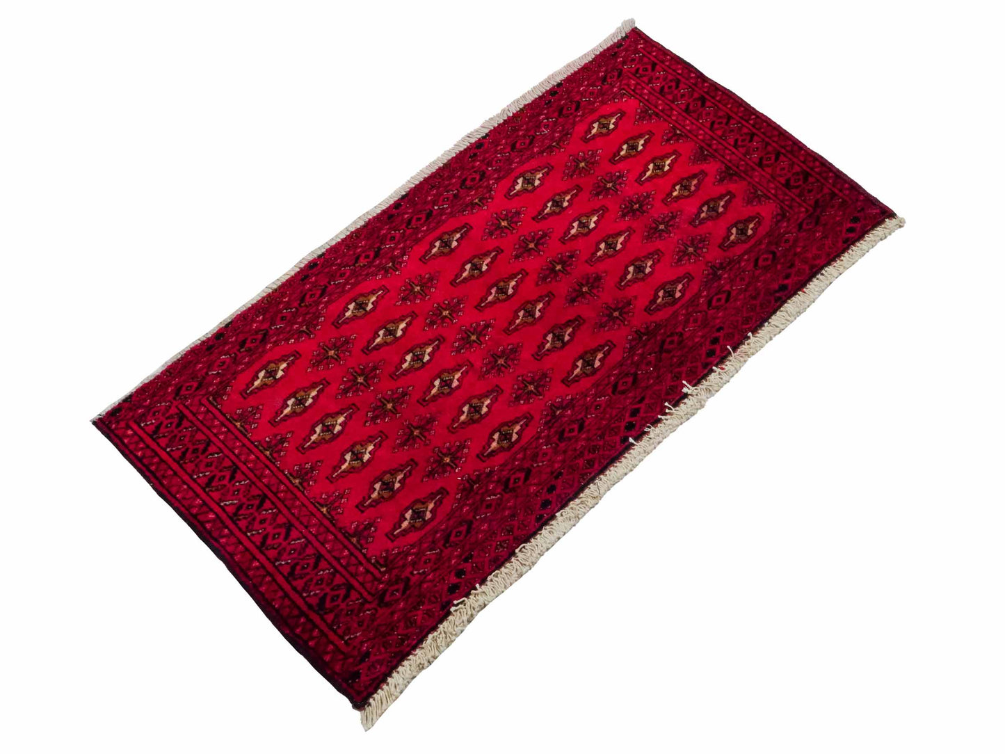 Handgeknüpfter Vintage Turkaman Nomadenteppich von Khademi aus Wolle, rot. Bukhara Allover-Design. Von Hand geknüpft in Iran. Größe: 105 cm x 50 cm. Teppichnummer: DB3-1028. Verkauf durch Jupiter Intl.