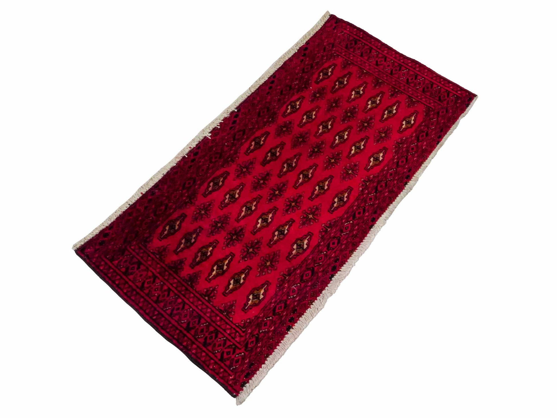 Handgeknüpfter Vintage Turkaman Nomadenteppich von Khademi aus Wolle, rot. Bukhara Allover-Design. Von Hand geknüpft in Iran. Größe: 105 cm x 50 cm. Teppichnummer: DB3-1028. Verkauf durch Jupiter Intl.