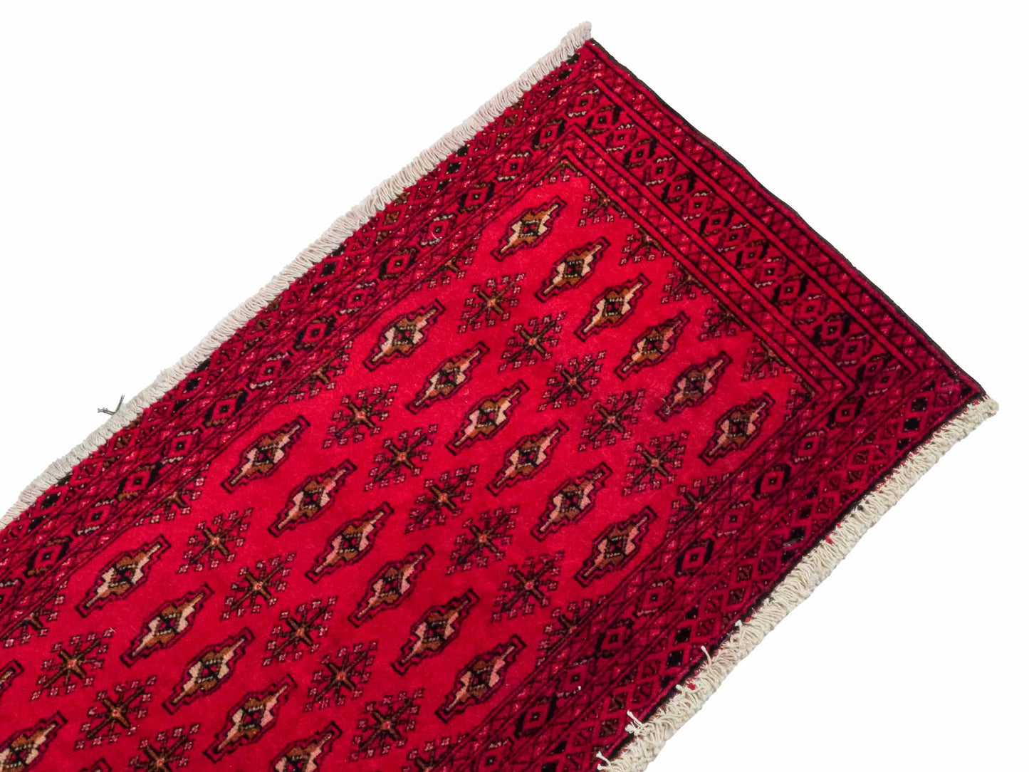 Handgeknüpfter Vintage Turkaman Nomadenteppich von Khademi aus Wolle, rot. Bukhara Allover-Design. Von Hand geknüpft in Iran. Größe: 105 cm x 50 cm. Teppichnummer: DB3-1028. Verkauf durch Jupiter Intl.