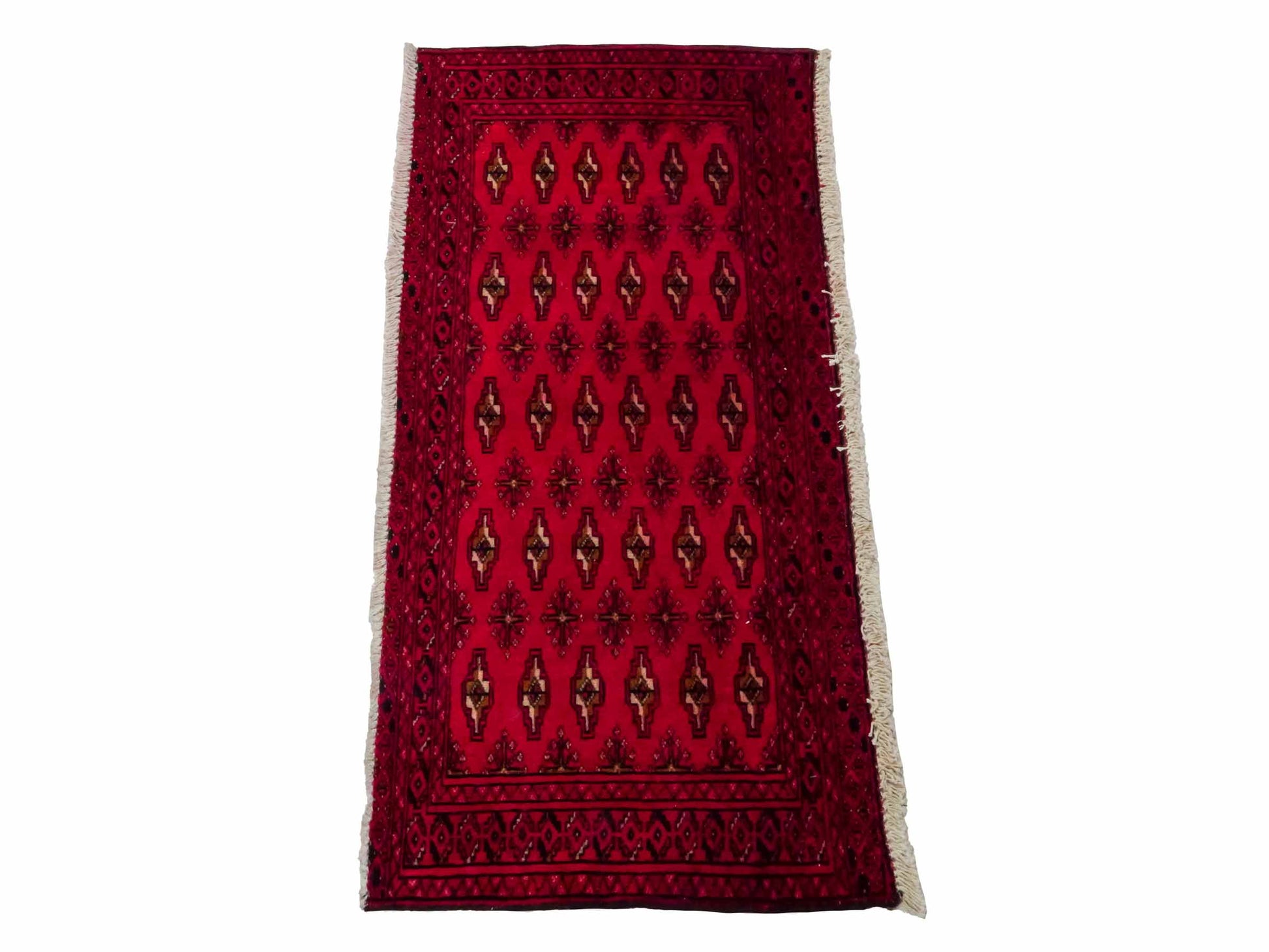 Handgeknüpfter Vintage Turkaman Nomadenteppich von Khademi aus Wolle, rot. Bukhara Allover-Design. Von Hand geknüpft in Iran. Größe: 105 cm x 50 cm. Teppichnummer: DB3-1028. Verkauf durch Jupiter Intl.