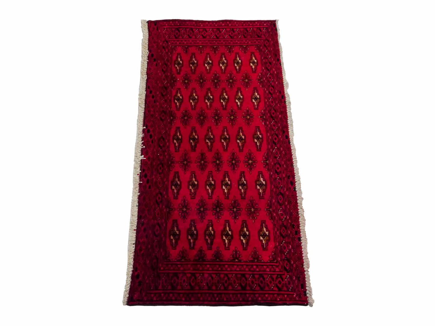 Handgeknüpfter Vintage Turkaman Nomadenteppich von Khademi aus Wolle, rot. Bukhara Allover-Design. Von Hand geknüpft in Iran. Größe: 105 cm x 50 cm. Teppichnummer: DB3-1028. Verkauf durch Jupiter Intl.