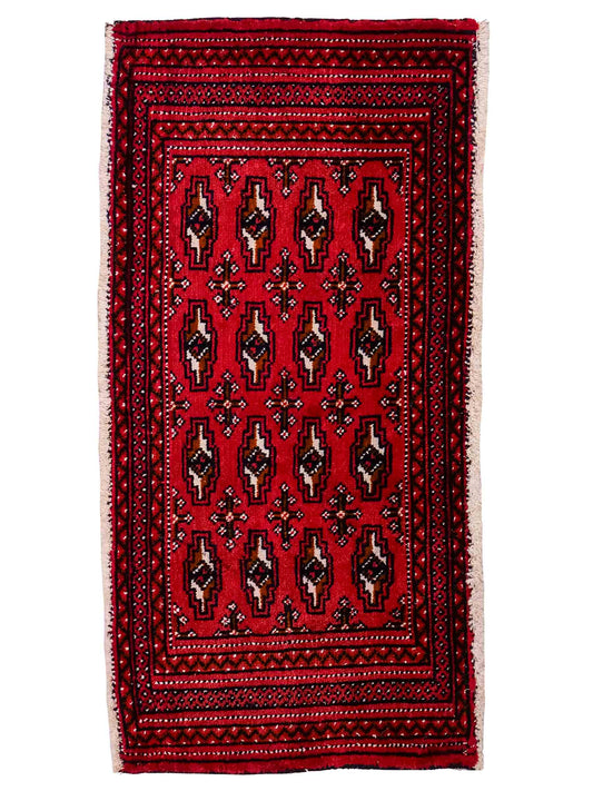Handgeknüpfter Turkaman Nomadenteppich von Khademi aus Wolle, rot. Bukhara Allover-Design. Von Hand geknüpft in Iran. Größe: 106 cm x 50 cm. Teppichnummer: DB3-1005. Verkauf durch Jupiter Intl.