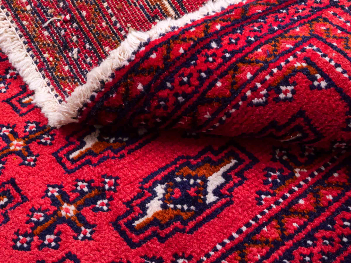 Handgeknüpfter Turkaman Nomadenteppich von Khademi aus Wolle, rot. Bukhara Allover-Design. Von Hand geknüpft in Iran. Größe: 106 cm x 50 cm. Teppichnummer: DB3-1005. Verkauf durch Jupiter Intl.