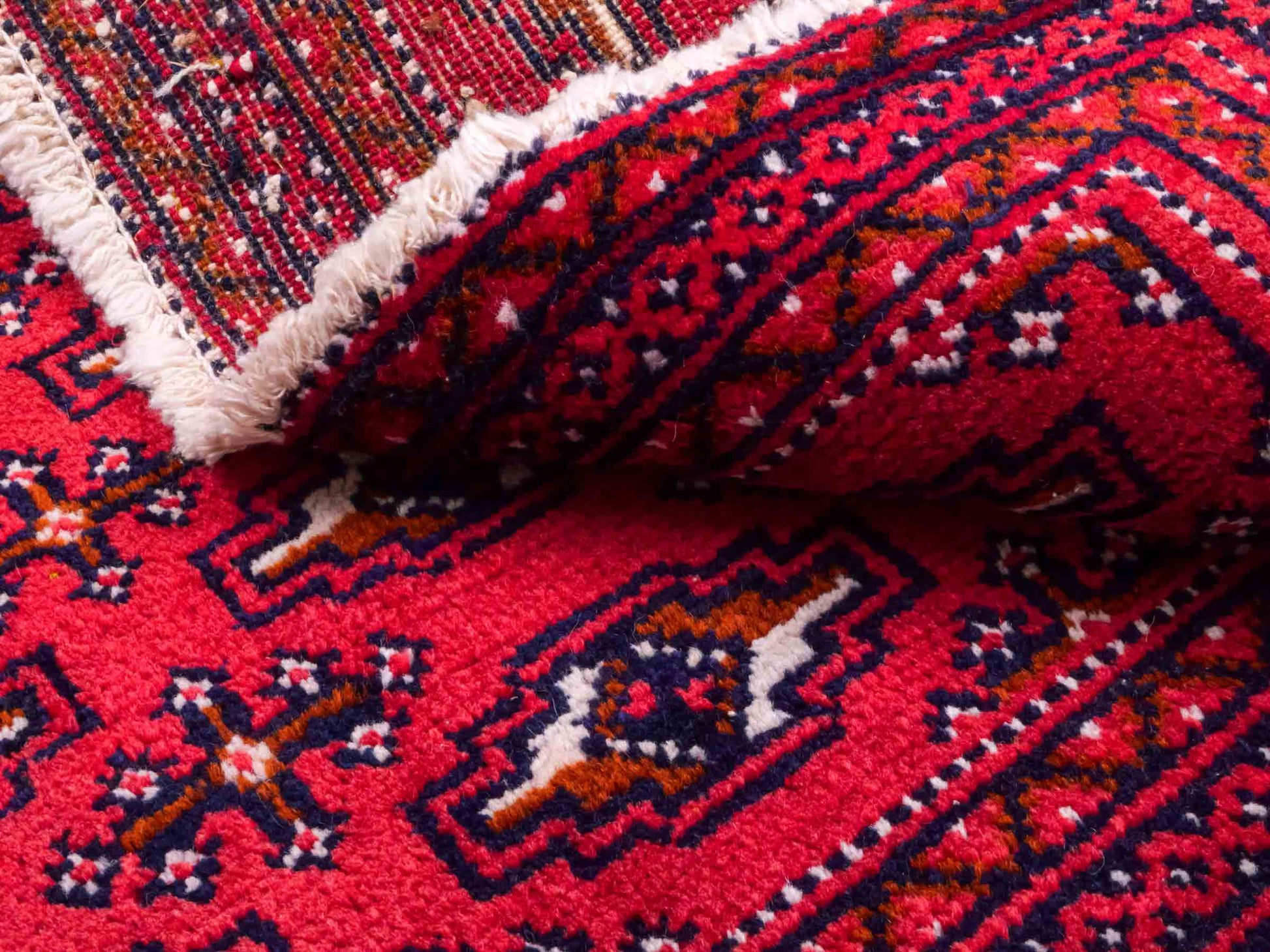 Handgeknüpfter Turkaman Nomadenteppich von Khademi aus Wolle, rot. Bukhara Allover-Design. Von Hand geknüpft in Iran. Größe: 106 cm x 50 cm. Teppichnummer: DB3-1005. Verkauf durch Jupiter Intl.