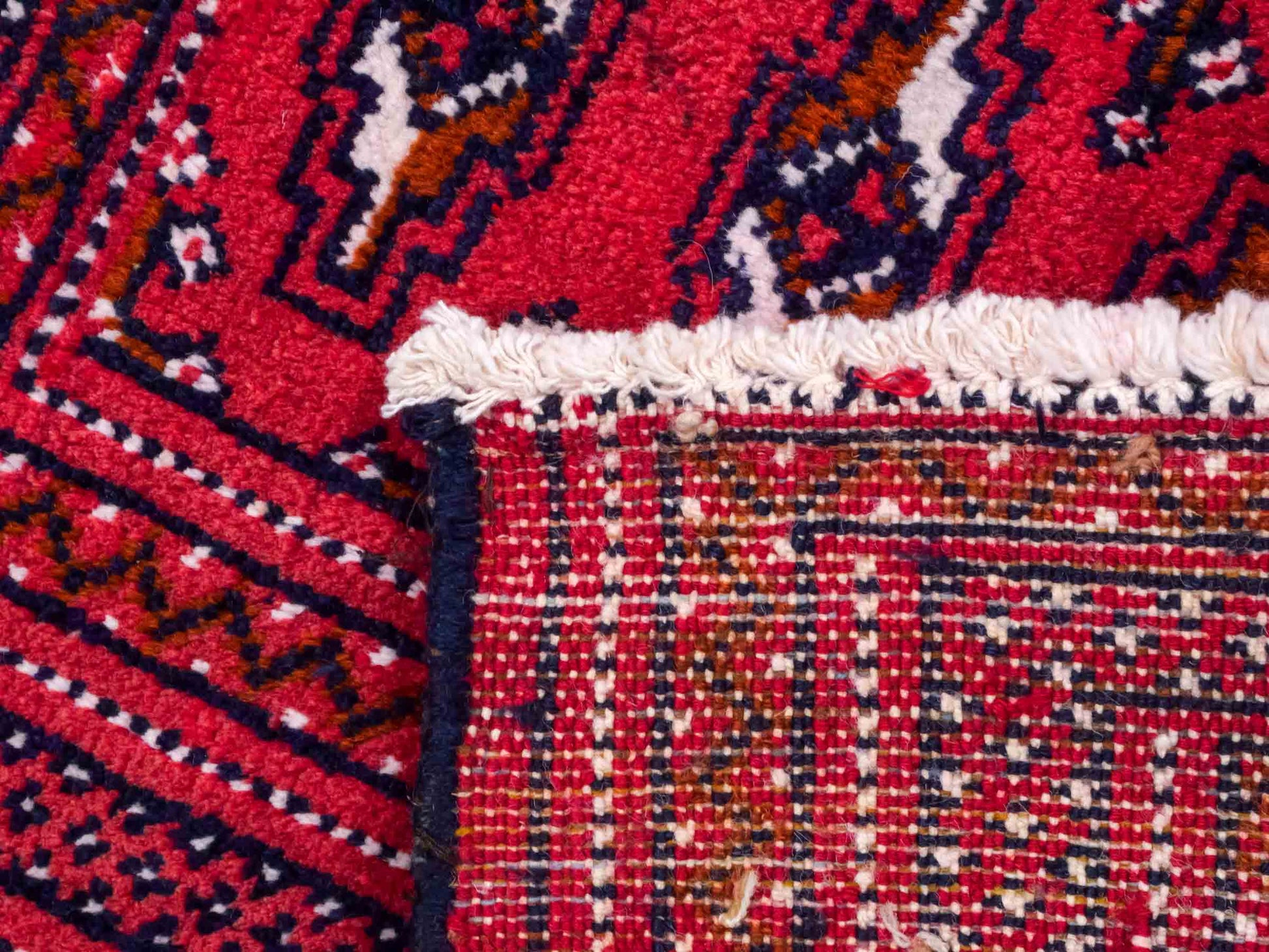 Handgeknüpfter Turkaman Nomadenteppich von Khademi aus Wolle, rot. Bukhara Allover-Design. Von Hand geknüpft in Iran. Größe: 106 cm x 50 cm. Teppichnummer: DB3-1005. Verkauf durch Jupiter Intl.
