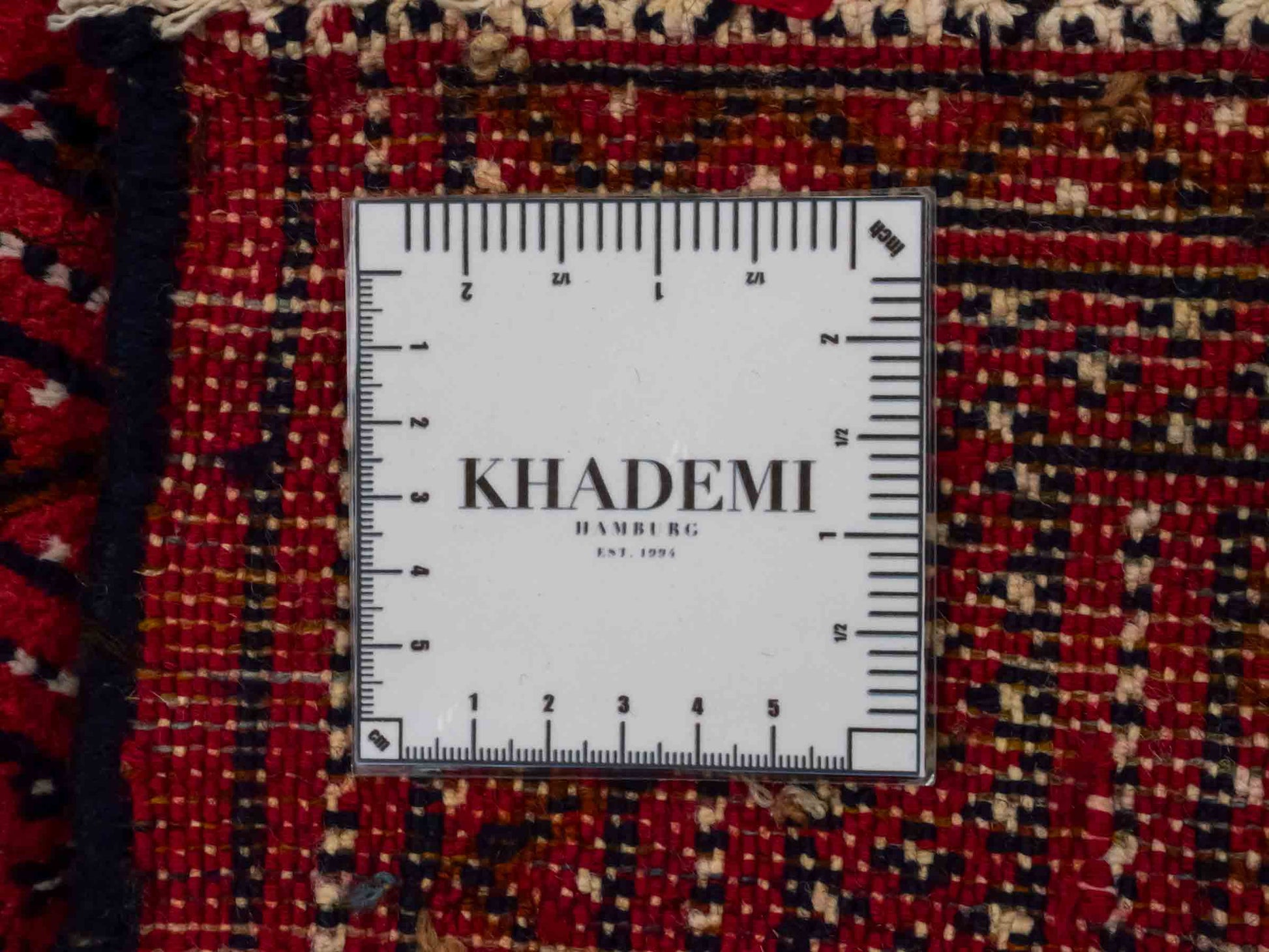 Handgeknüpfter Turkaman Nomadenteppich von Khademi aus Wolle, rot. Bukhara Allover-Design. Von Hand geknüpft in Iran. Größe: 106 cm x 50 cm. Teppichnummer: DB3-1005. Verkauf durch Jupiter Intl.