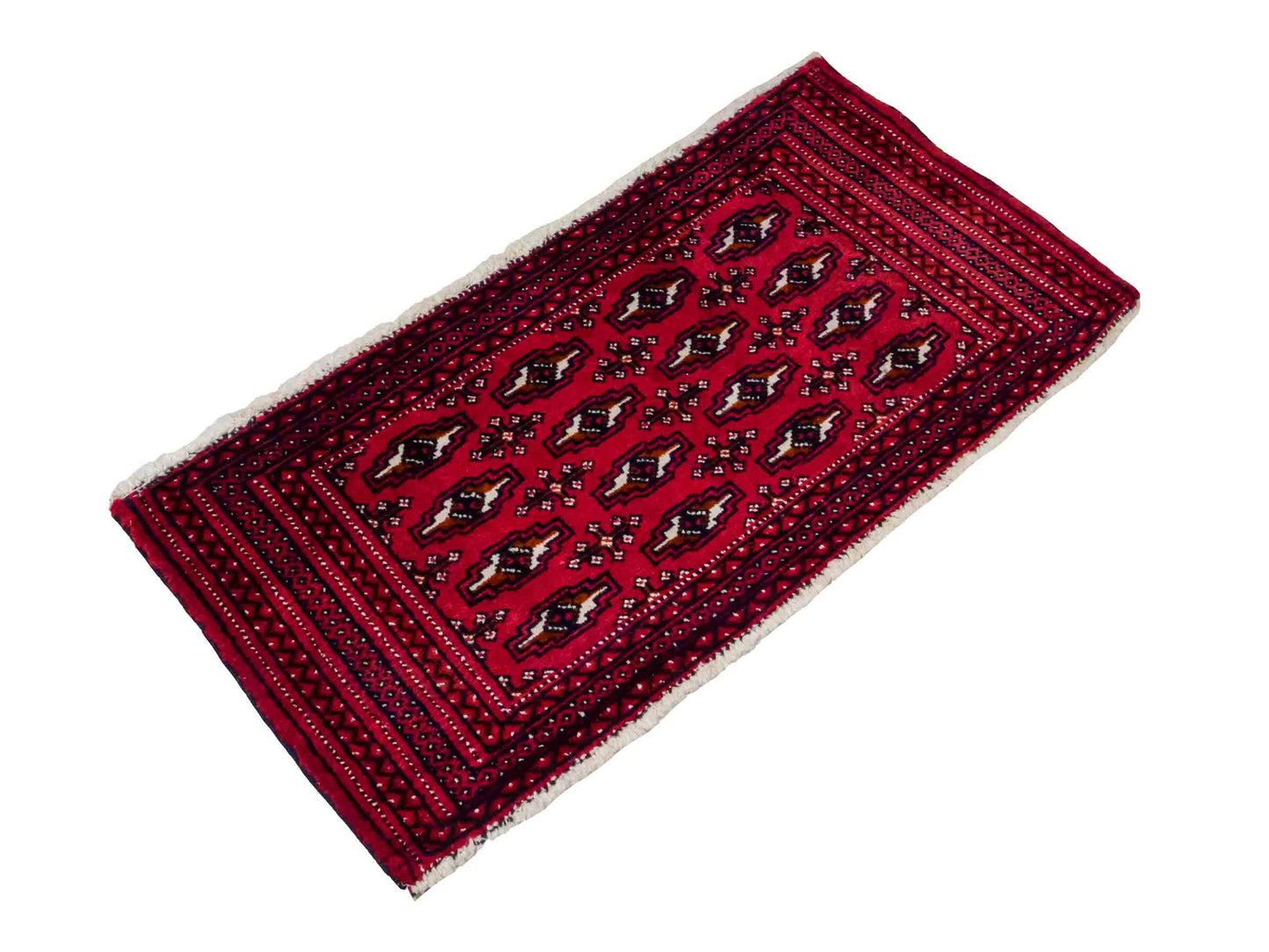 Handgeknüpfter Turkaman Nomadenteppich von Khademi aus Wolle, rot. Bukhara Allover-Design. Von Hand geknüpft in Iran. Größe: 106 cm x 50 cm. Teppichnummer: DB3-1005. Verkauf durch Jupiter Intl.