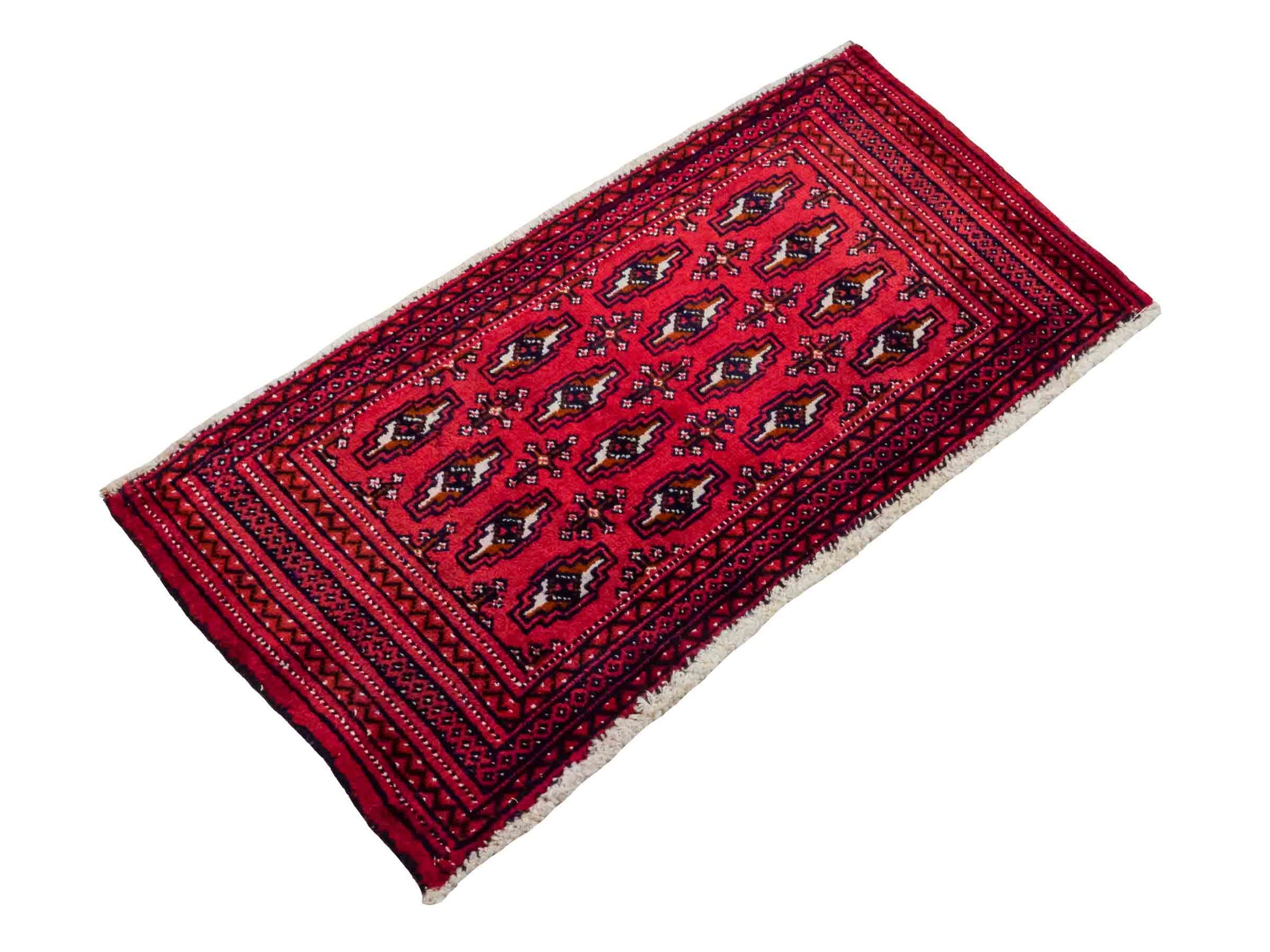 Handgeknüpfter Turkaman Nomadenteppich von Khademi aus Wolle, rot. Bukhara Allover-Design. Von Hand geknüpft in Iran. Größe: 106 cm x 50 cm. Teppichnummer: DB3-1005. Verkauf durch Jupiter Intl.