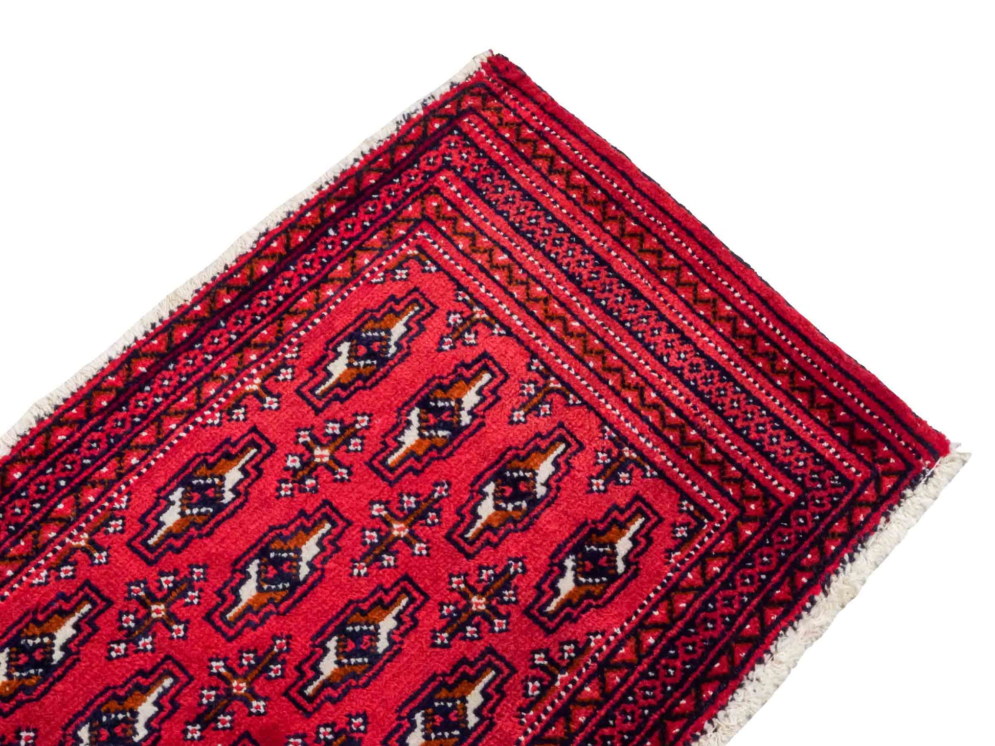 Handgeknüpfter Turkaman Nomadenteppich von Khademi aus Wolle, rot. Bukhara Allover-Design. Von Hand geknüpft in Iran. Größe: 106 cm x 50 cm. Teppichnummer: DB3-1005. Verkauf durch Jupiter Intl.