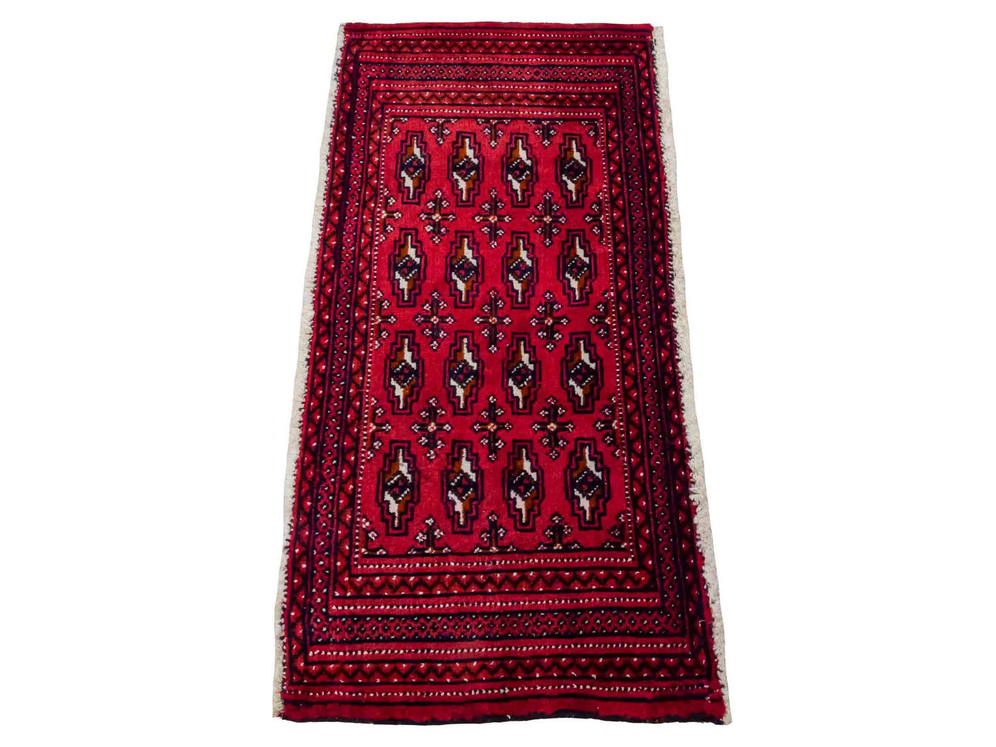 Handgeknüpfter Turkaman Nomadenteppich von Khademi aus Wolle, rot. Bukhara Allover-Design. Von Hand geknüpft in Iran. Größe: 106 cm x 50 cm. Teppichnummer: DB3-1005. Verkauf durch Jupiter Intl.