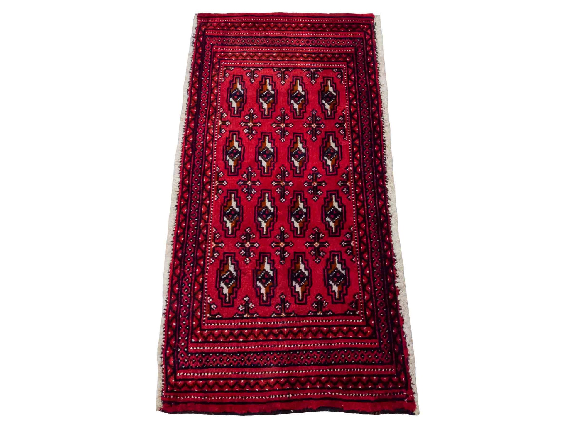 Handgeknüpfter Turkaman Nomadenteppich von Khademi aus Wolle, rot. Bukhara Allover-Design. Von Hand geknüpft in Iran. Größe: 106 cm x 50 cm. Teppichnummer: DB3-1005. Verkauf durch Jupiter Intl.