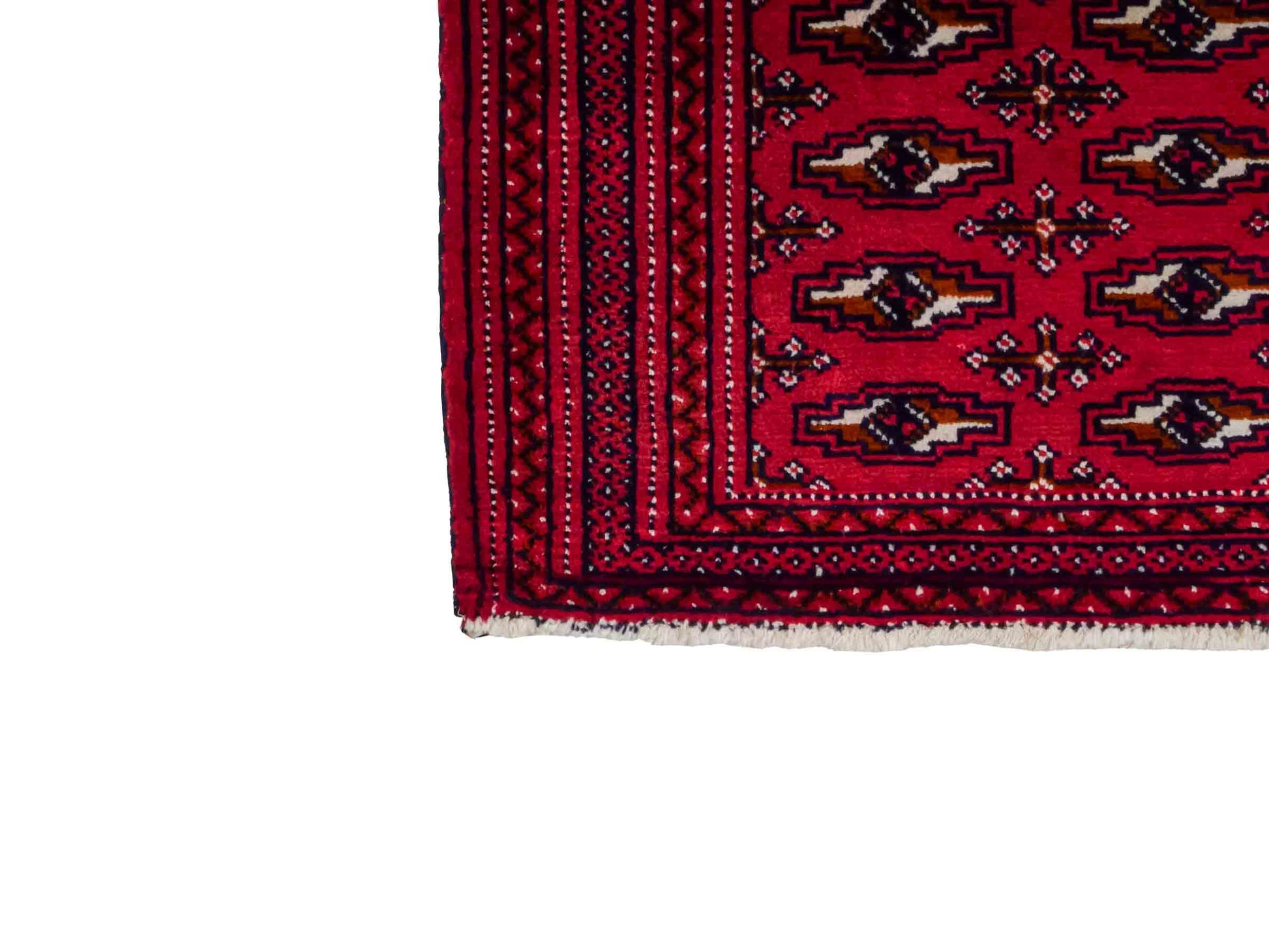 Handgeknüpfter Turkaman Nomadenteppich von Khademi aus Wolle, rot. Bukhara Allover-Design. Von Hand geknüpft in Iran. Größe: 106 cm x 50 cm. Teppichnummer: DB3-1005. Verkauf durch Jupiter Intl.