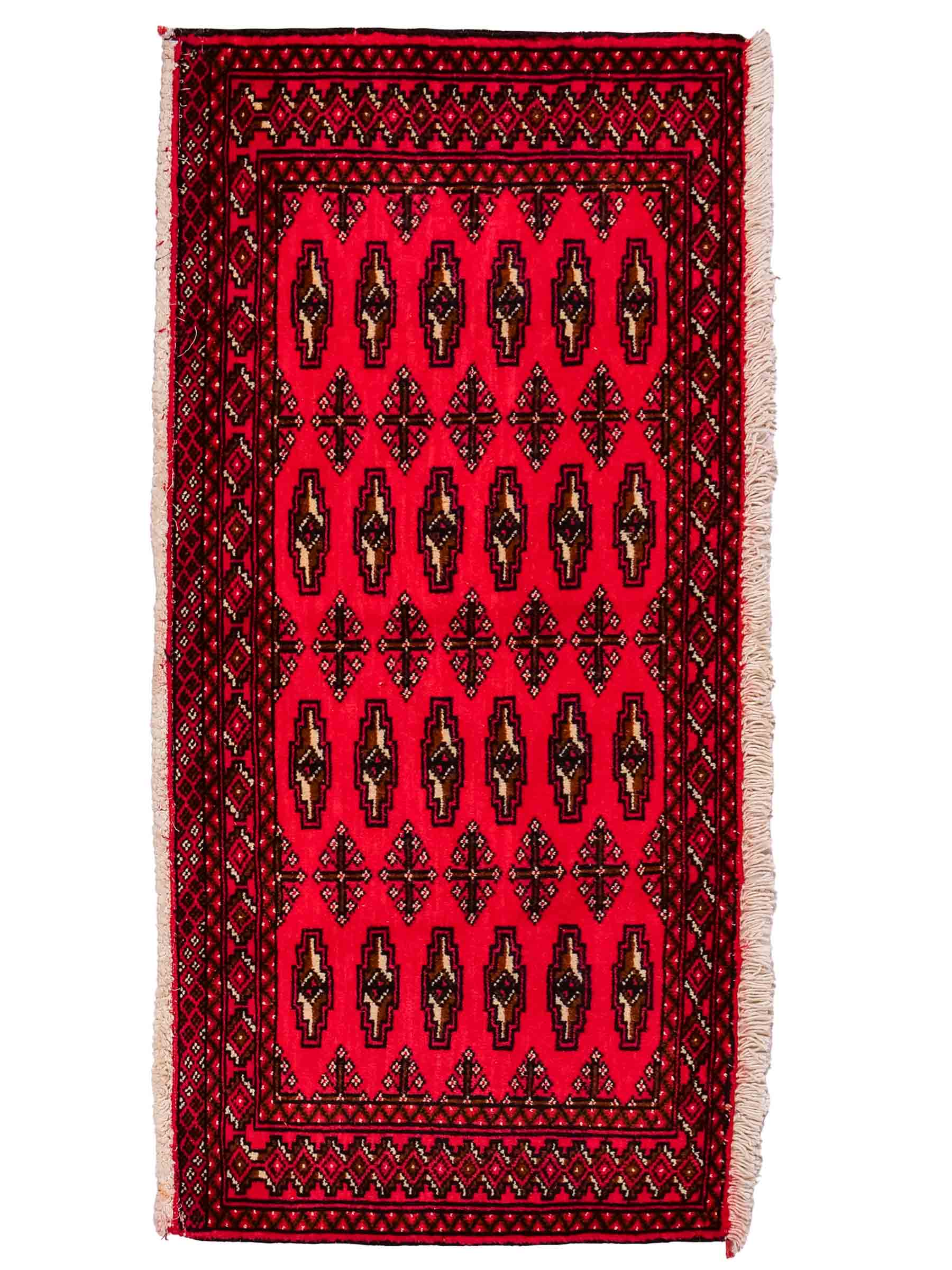 Handgeknüpfter Vintage Turkaman Nomadenteppich von Khademi aus Wolle, rot. Bukhara Allover-Design. Von Hand geknüpft in Iran. Größe: 107 cm x 51 cm. Teppichnummer: DB3-1027. Verkauf durch Jupiter Intl.