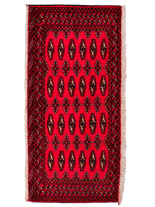 Handgeknüpfter Vintage Turkaman Nomadenteppich von Khademi aus Wolle, rot. Bukhara Allover-Design. Von Hand geknüpft in Iran. Größe: 107 cm x 51 cm. Teppichnummer: DB3-1027. Verkauf durch Jupiter Intl.