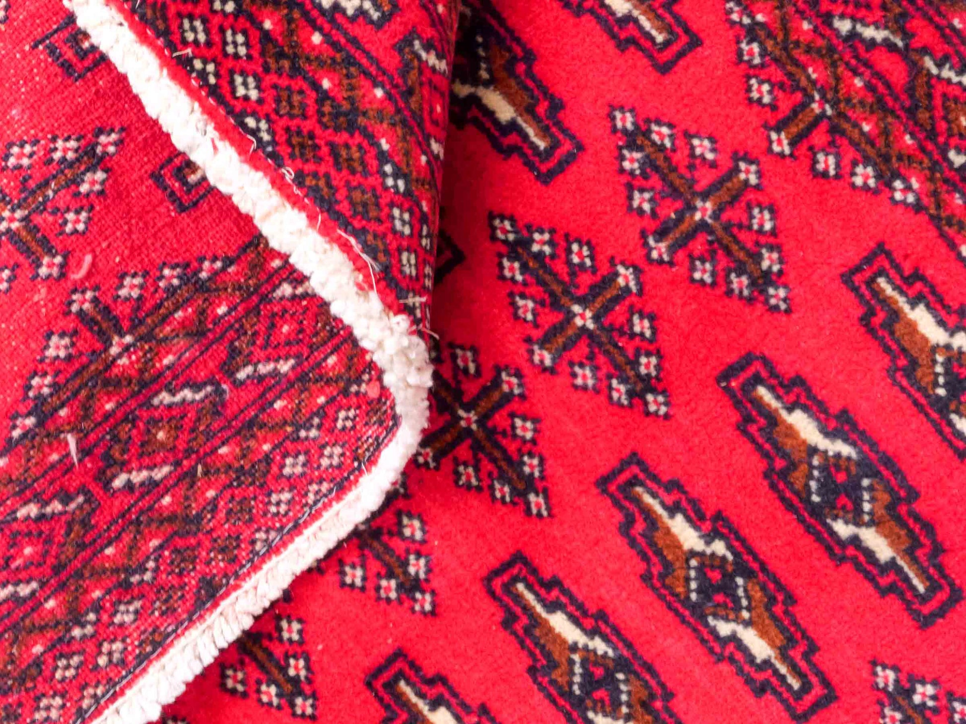 Handgeknüpfter Vintage Turkaman Nomadenteppich von Khademi aus Wolle, rot. Bukhara Allover-Design. Von Hand geknüpft in Iran. Größe: 107 cm x 51 cm. Teppichnummer: DB3-1027. Verkauf durch Jupiter Intl.