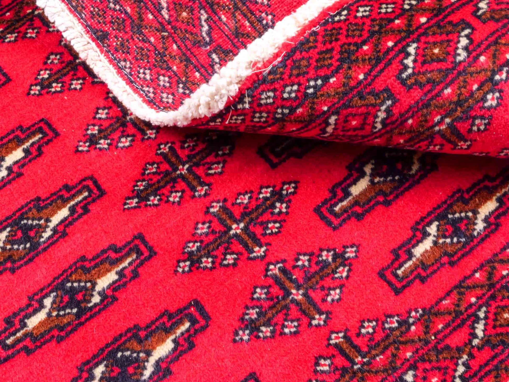 Handgeknüpfter Vintage Turkaman Nomadenteppich von Khademi aus Wolle, rot. Bukhara Allover-Design. Von Hand geknüpft in Iran. Größe: 107 cm x 51 cm. Teppichnummer: DB3-1027. Verkauf durch Jupiter Intl.