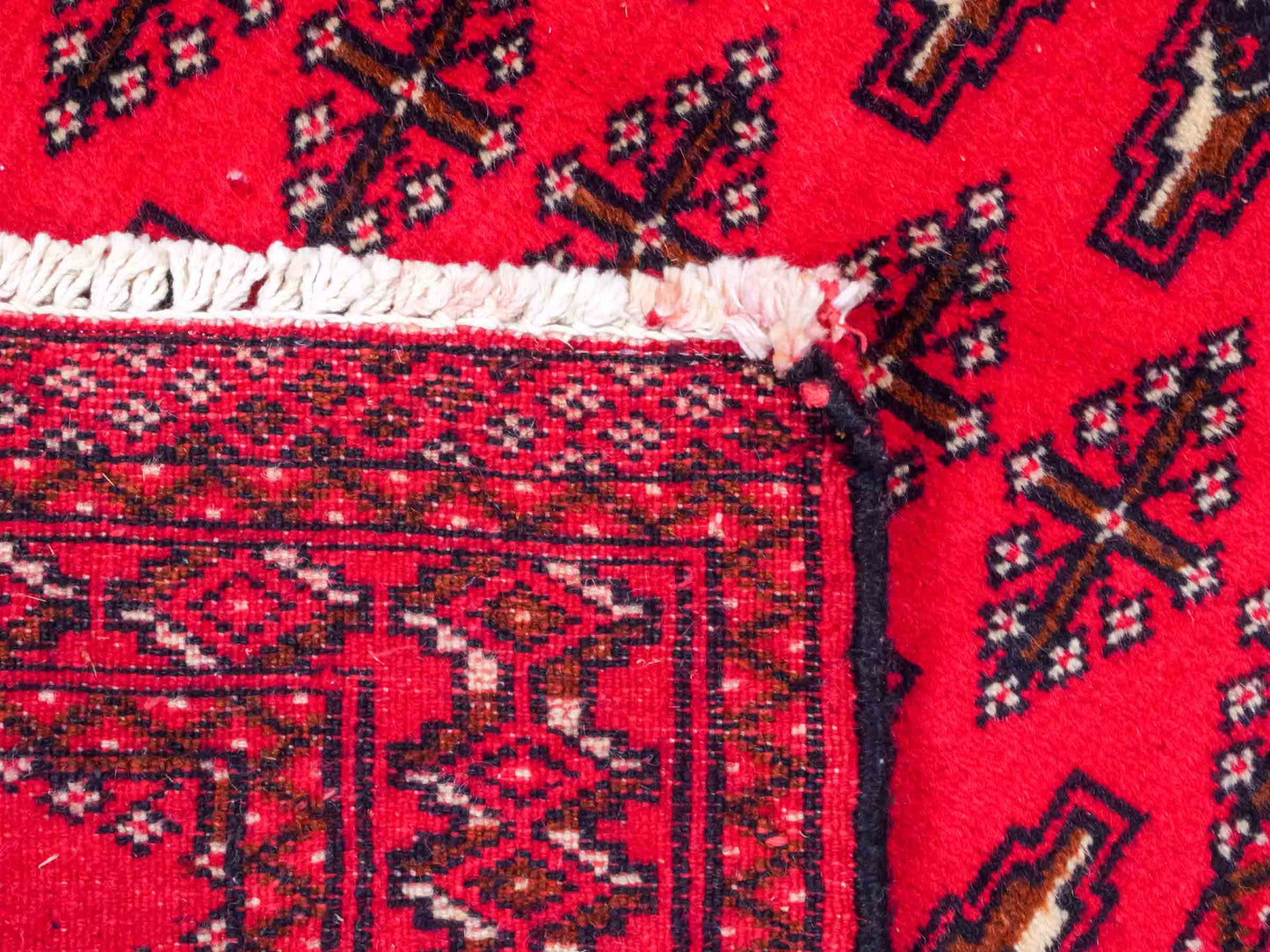 Handgeknüpfter Vintage Turkaman Nomadenteppich von Khademi aus Wolle, rot. Bukhara Allover-Design. Von Hand geknüpft in Iran. Größe: 107 cm x 51 cm. Teppichnummer: DB3-1027. Verkauf durch Jupiter Intl.