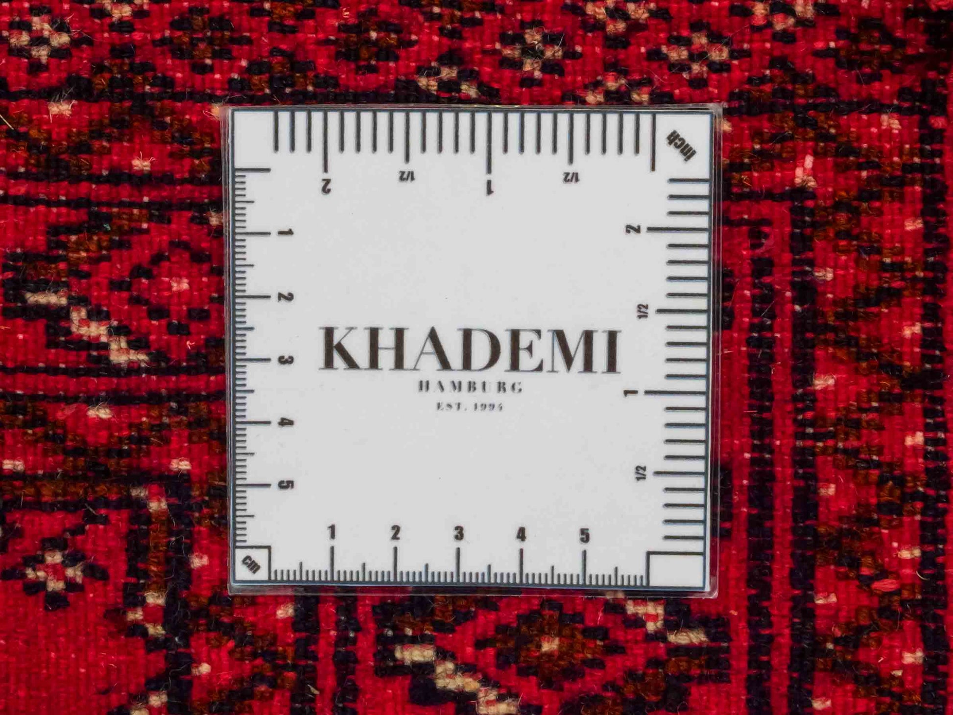 Handgeknüpfter Vintage Turkaman Nomadenteppich von Khademi aus Wolle, rot. Bukhara Allover-Design. Von Hand geknüpft in Iran. Größe: 107 cm x 51 cm. Teppichnummer: DB3-1027. Verkauf durch Jupiter Intl.