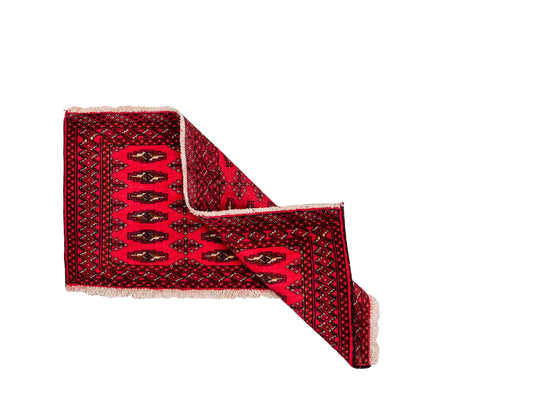 Handgeknüpfter Vintage Turkaman Nomadenteppich von Khademi aus Wolle, rot. Bukhara Allover-Design. Von Hand geknüpft in Iran. Größe: 107 cm x 51 cm. Teppichnummer: DB3-1027. Verkauf durch Jupiter Intl.