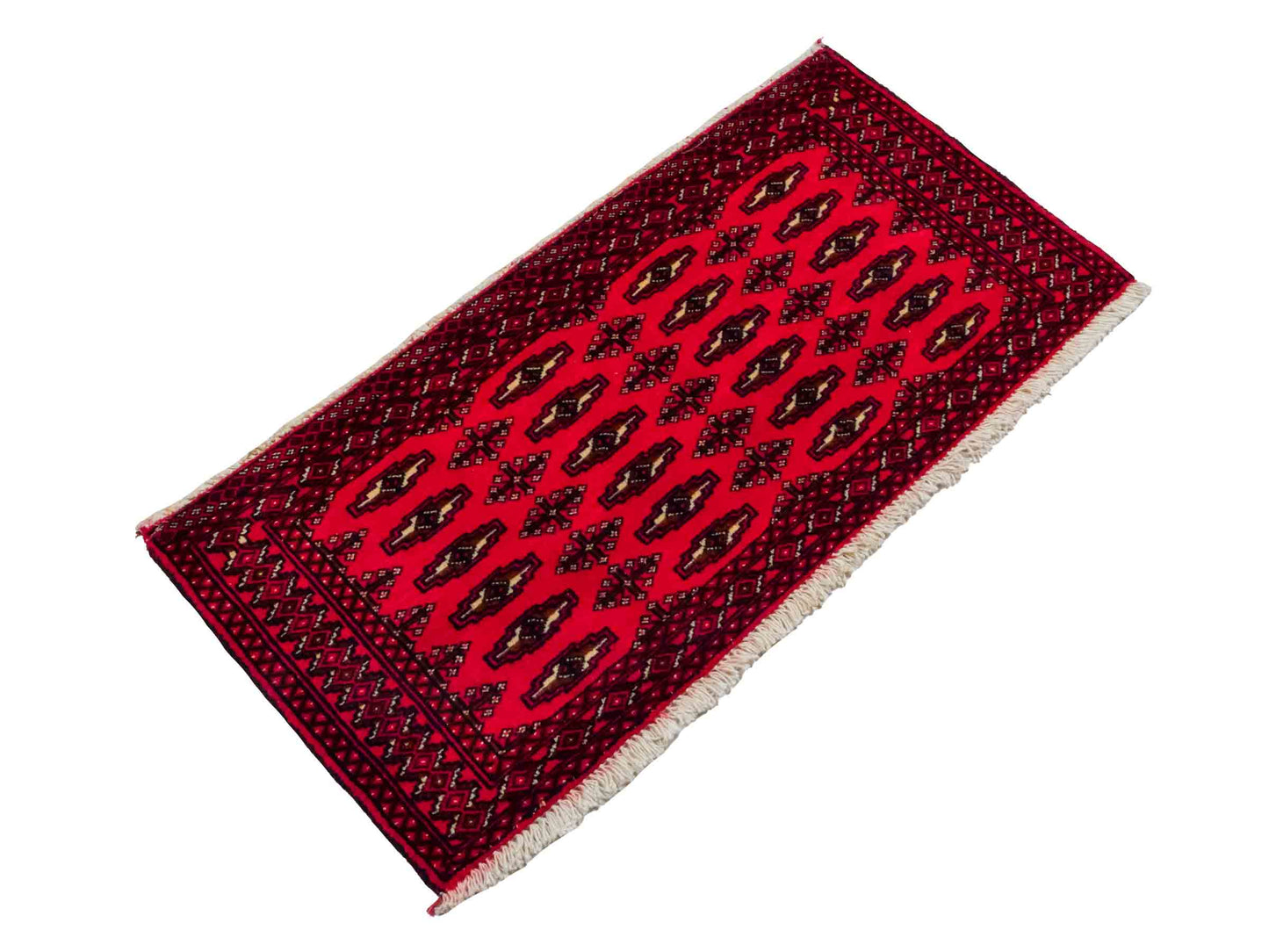 Handgeknüpfter Vintage Turkaman Nomadenteppich von Khademi aus Wolle, rot. Bukhara Allover-Design. Von Hand geknüpft in Iran. Größe: 107 cm x 51 cm. Teppichnummer: DB3-1027. Verkauf durch Jupiter Intl.