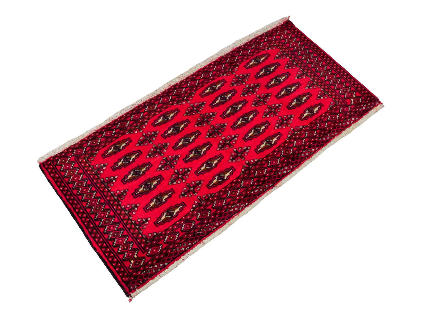 Handgeknüpfter Vintage Turkaman Nomadenteppich von Khademi aus Wolle, rot. Bukhara Allover-Design. Von Hand geknüpft in Iran. Größe: 107 cm x 51 cm. Teppichnummer: DB3-1027. Verkauf durch Jupiter Intl.