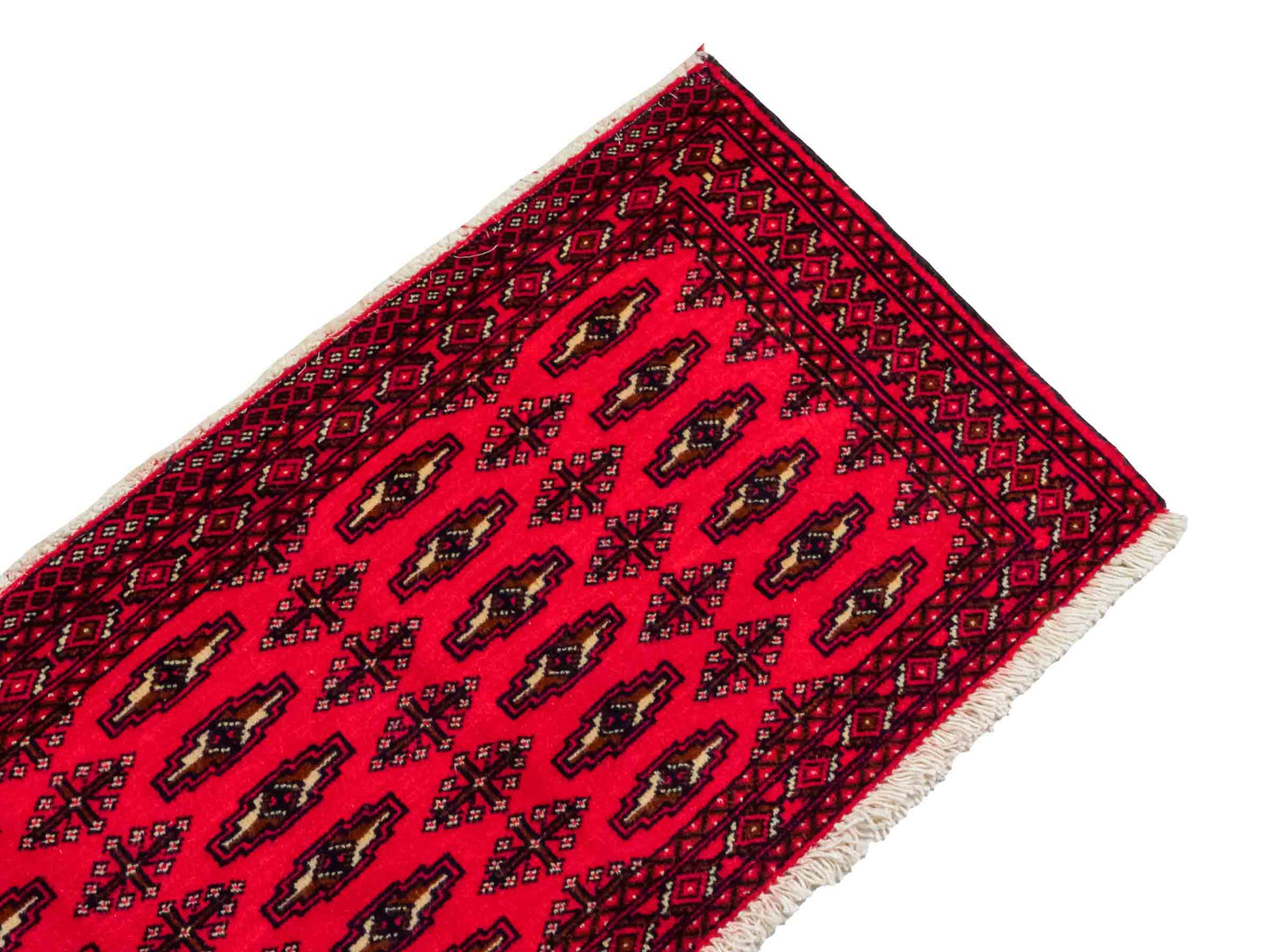 Handgeknüpfter Vintage Turkaman Nomadenteppich von Khademi aus Wolle, rot. Bukhara Allover-Design. Von Hand geknüpft in Iran. Größe: 107 cm x 51 cm. Teppichnummer: DB3-1027. Verkauf durch Jupiter Intl.