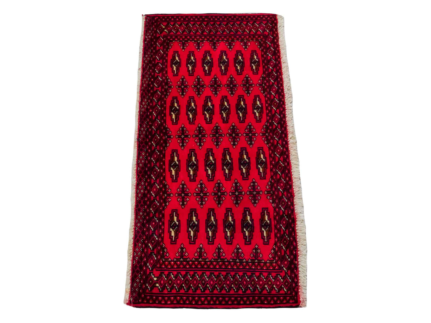 Handgeknüpfter Vintage Turkaman Nomadenteppich von Khademi aus Wolle, rot. Bukhara Allover-Design. Von Hand geknüpft in Iran. Größe: 107 cm x 51 cm. Teppichnummer: DB3-1027. Verkauf durch Jupiter Intl.