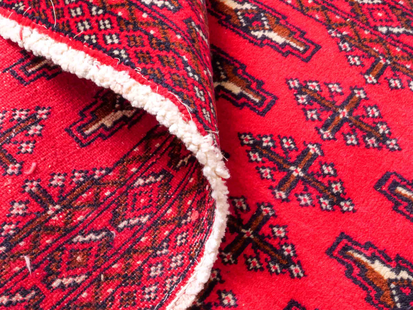 Handgeknüpfter Vintage Turkaman Nomadenteppich von Khademi aus Wolle, rot. Bukhara Allover-Design. Von Hand geknüpft in Iran. Größe: 107 cm x 51 cm. Teppichnummer: DB3-1027. Verkauf durch Jupiter Intl.