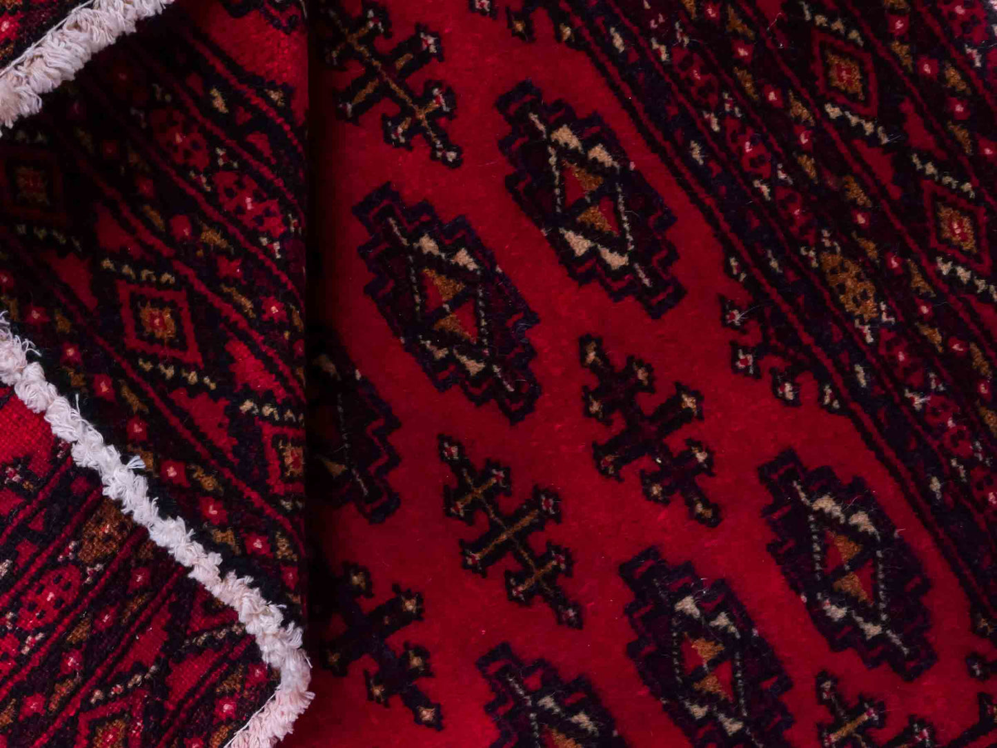 Handgeknüpfter Vintage Turkaman Nomadenteppich von Khademi aus Wolle, rot. Bukhara Allover-Design. Von Hand geknüpft in Iran. Größe: 110 cm x 50 cm. Teppichnummer: DB3-1012. Verkauf durch Jupiter Intl.