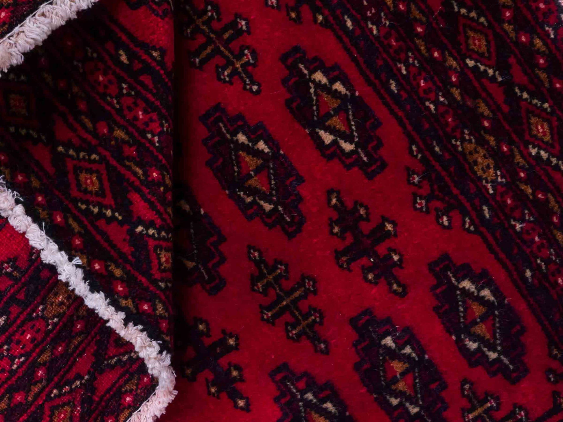 Handgeknüpfter Vintage Turkaman Nomadenteppich von Khademi aus Wolle, rot. Bukhara Allover-Design. Von Hand geknüpft in Iran. Größe: 110 cm x 50 cm. Teppichnummer: DB3-1012. Verkauf durch Jupiter Intl.