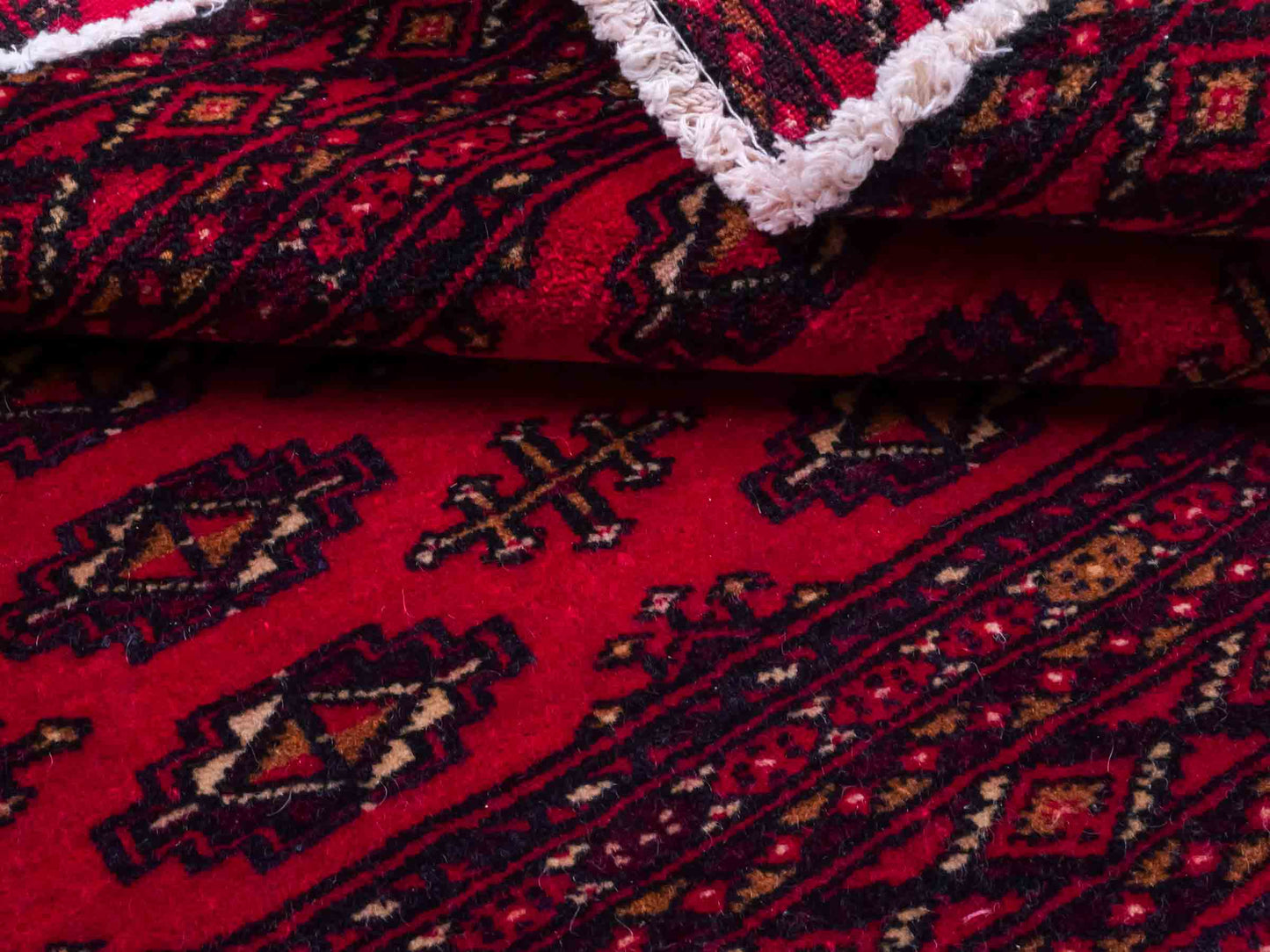 Handgeknüpfter Vintage Turkaman Nomadenteppich von Khademi aus Wolle, rot. Bukhara Allover-Design. Von Hand geknüpft in Iran. Größe: 110 cm x 50 cm. Teppichnummer: DB3-1012. Verkauf durch Jupiter Intl.