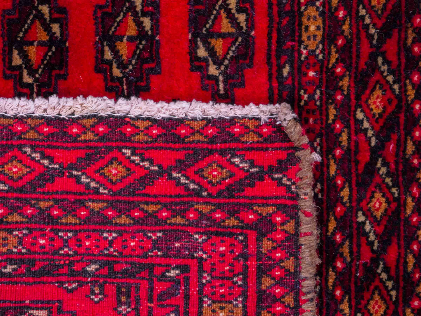 Handgeknüpfter Vintage Turkaman Nomadenteppich von Khademi aus Wolle, rot. Bukhara Allover-Design. Von Hand geknüpft in Iran. Größe: 110 cm x 50 cm. Teppichnummer: DB3-1012. Verkauf durch Jupiter Intl.