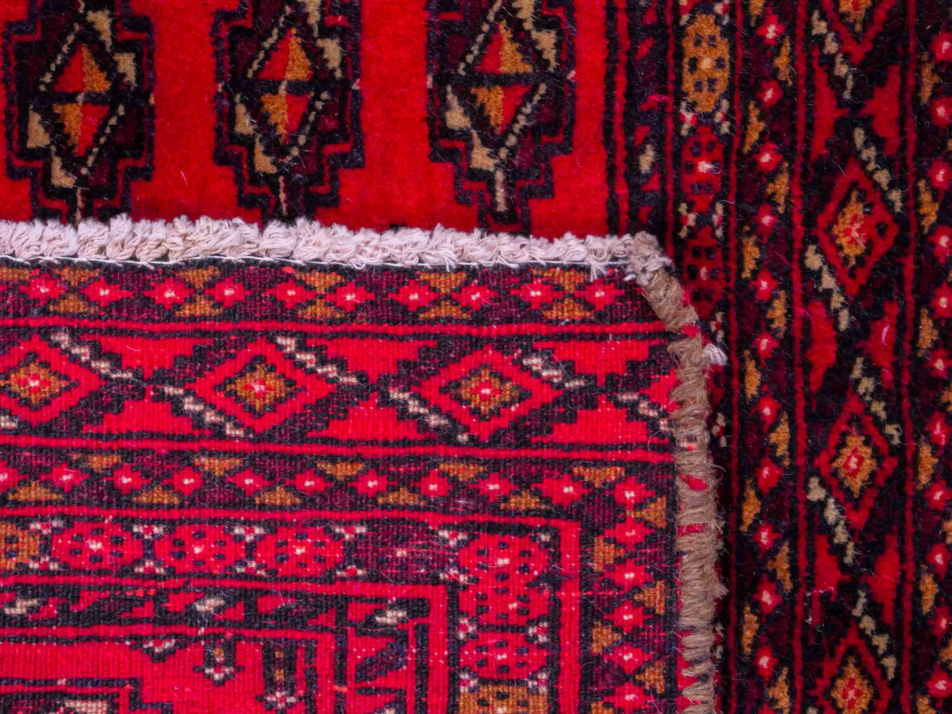 Handgeknüpfter Vintage Turkaman Nomadenteppich von Khademi aus Wolle, rot. Bukhara Allover-Design. Von Hand geknüpft in Iran. Größe: 110 cm x 50 cm. Teppichnummer: DB3-1012. Verkauf durch Jupiter Intl.