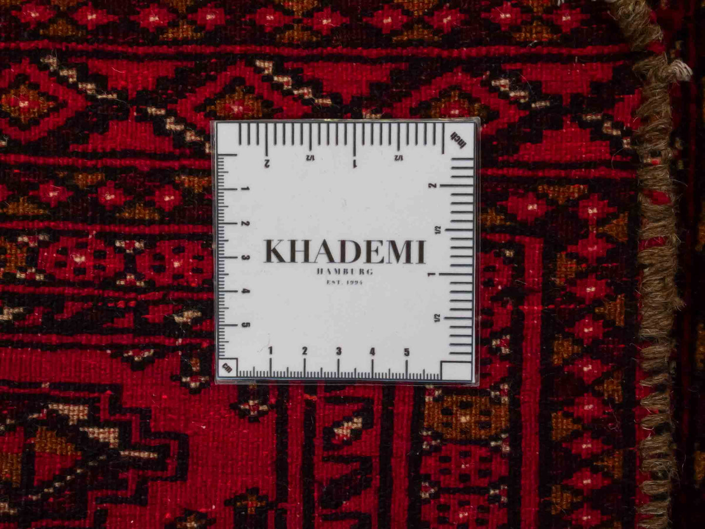 Handgeknüpfter Vintage Turkaman Nomadenteppich von Khademi aus Wolle, rot. Bukhara Allover-Design. Von Hand geknüpft in Iran. Größe: 110 cm x 50 cm. Teppichnummer: DB3-1012. Verkauf durch Jupiter Intl.