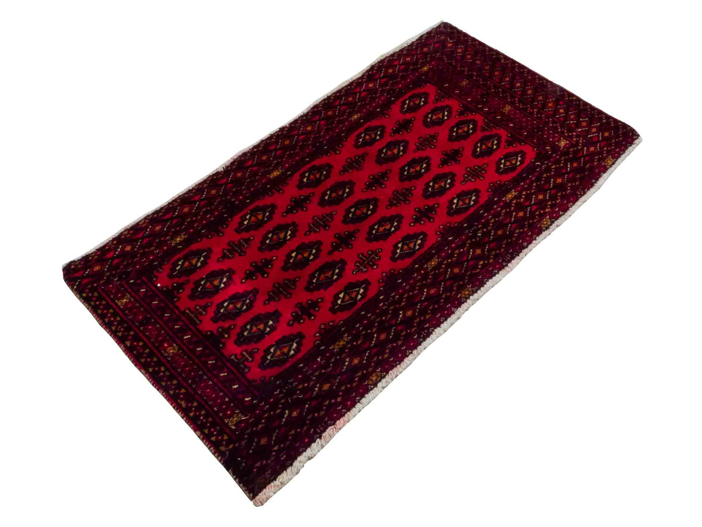 Handgeknüpfter Vintage Turkaman Nomadenteppich von Khademi aus Wolle, rot. Bukhara Allover-Design. Von Hand geknüpft in Iran. Größe: 110 cm x 50 cm. Teppichnummer: DB3-1012. Verkauf durch Jupiter Intl.