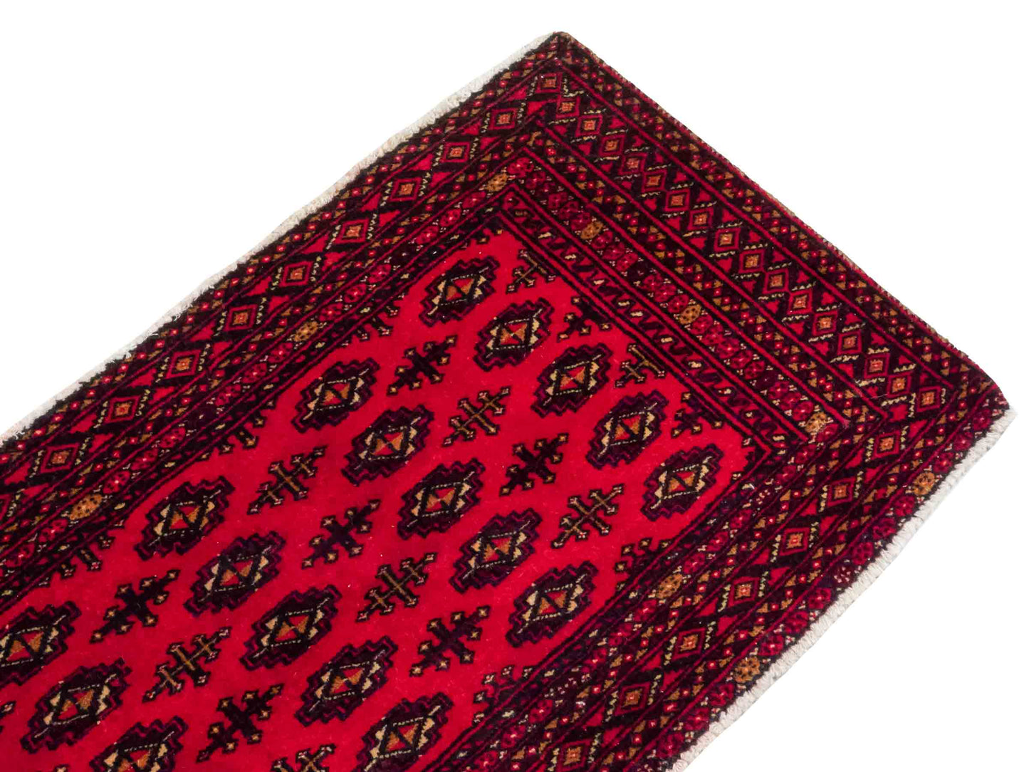 Handgeknüpfter Vintage Turkaman Nomadenteppich von Khademi aus Wolle, rot. Bukhara Allover-Design. Von Hand geknüpft in Iran. Größe: 110 cm x 50 cm. Teppichnummer: DB3-1012. Verkauf durch Jupiter Intl.