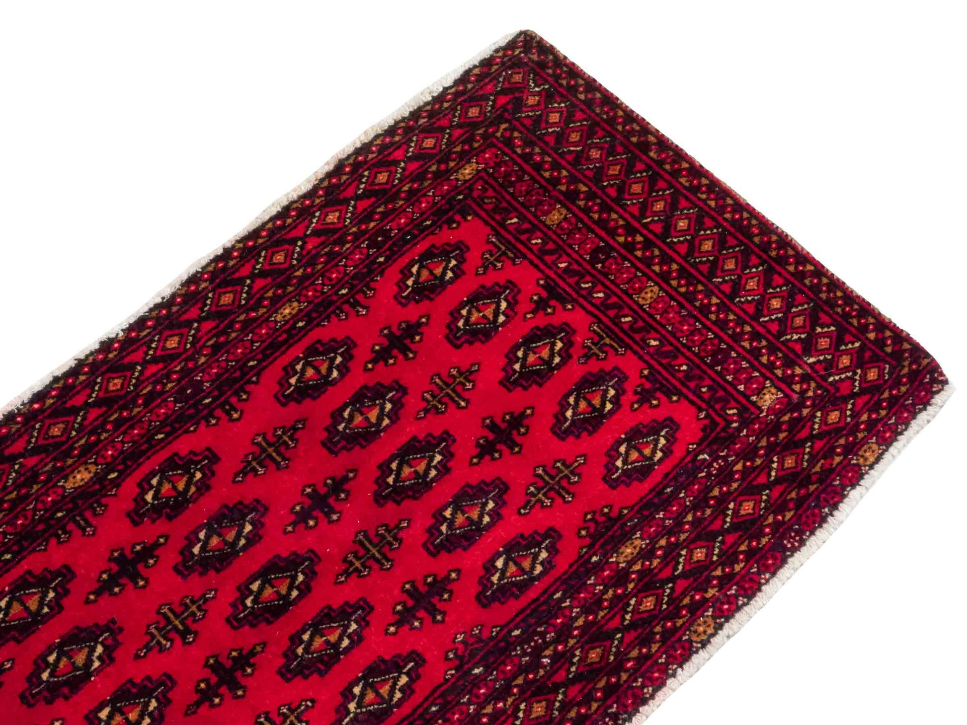 Handgeknüpfter Vintage Turkaman Nomadenteppich von Khademi aus Wolle, rot. Bukhara Allover-Design. Von Hand geknüpft in Iran. Größe: 110 cm x 50 cm. Teppichnummer: DB3-1012. Verkauf durch Jupiter Intl.