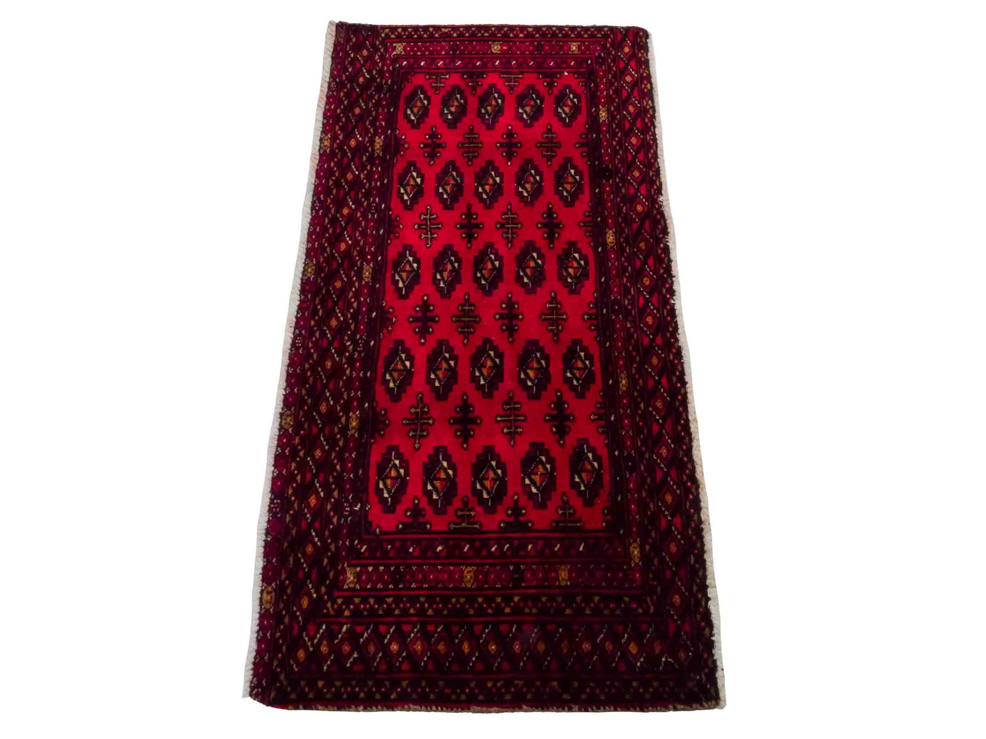 Handgeknüpfter Vintage Turkaman Nomadenteppich von Khademi aus Wolle, rot. Bukhara Allover-Design. Von Hand geknüpft in Iran. Größe: 110 cm x 50 cm. Teppichnummer: DB3-1012. Verkauf durch Jupiter Intl.