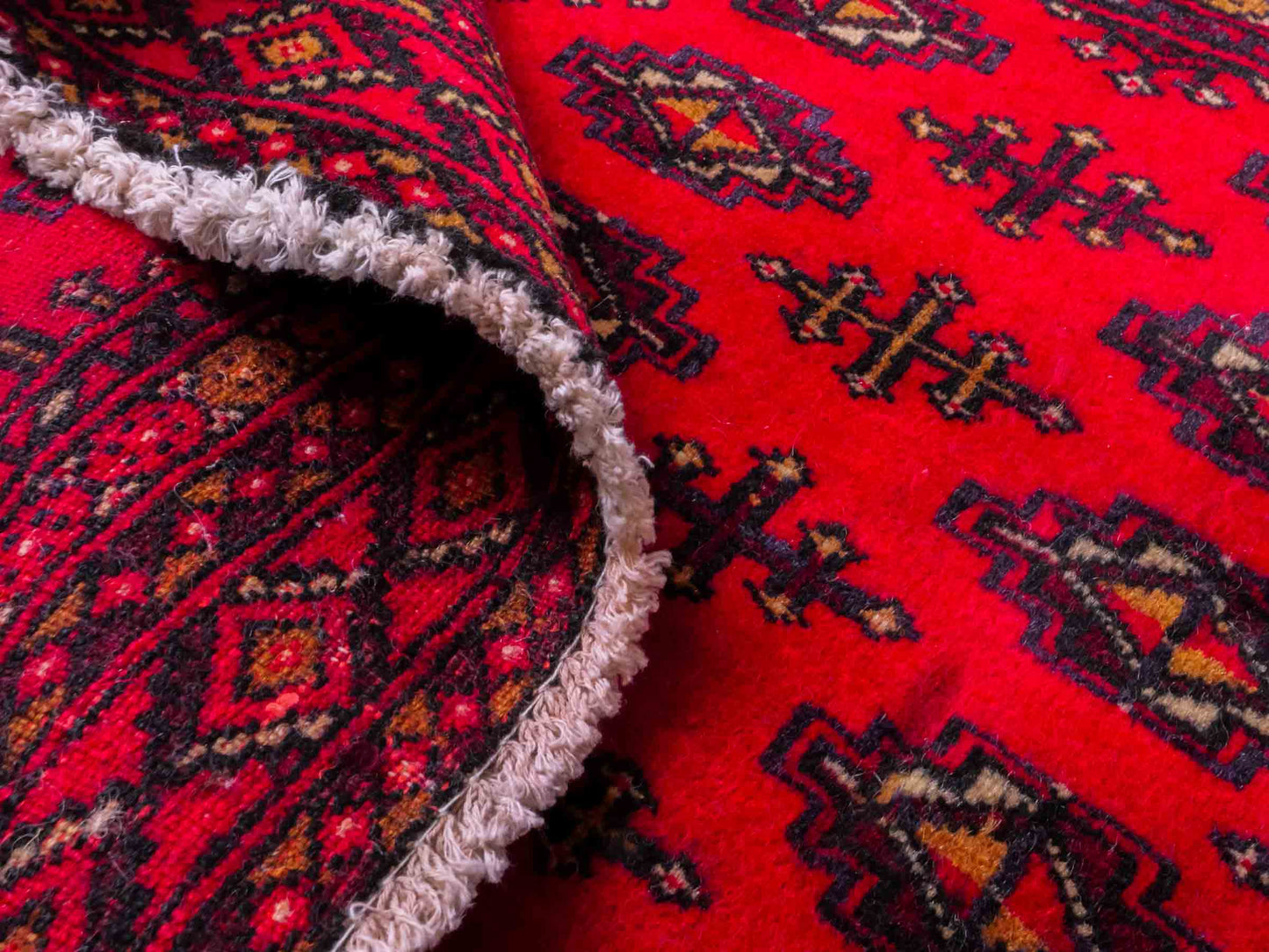 Handgeknüpfter Vintage Turkaman Nomadenteppich von Khademi aus Wolle, rot. Bukhara Allover-Design. Von Hand geknüpft in Iran. Größe: 110 cm x 50 cm. Teppichnummer: DB3-1012. Verkauf durch Jupiter Intl.