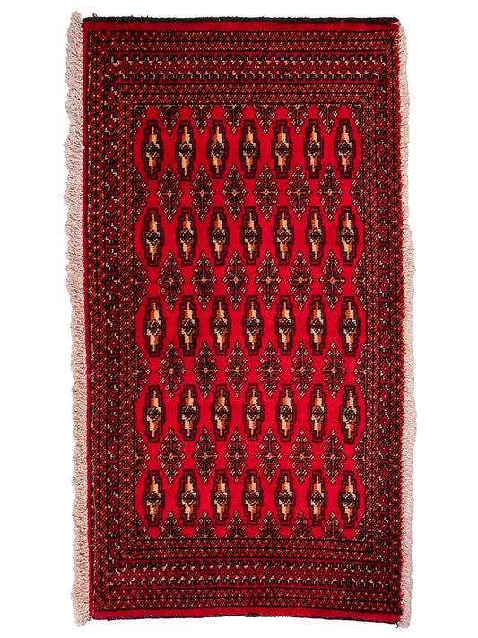 Handgeknüpfter Vintage Turkaman Nomadenteppich von Khademi aus Wolle, rot. Bukhara Allover-Design. Von Hand geknüpft in Iran. Größe: 125 cm x 62 cm. Teppichnummer: DB3-1010. Verkauf durch Jupiter Intl.