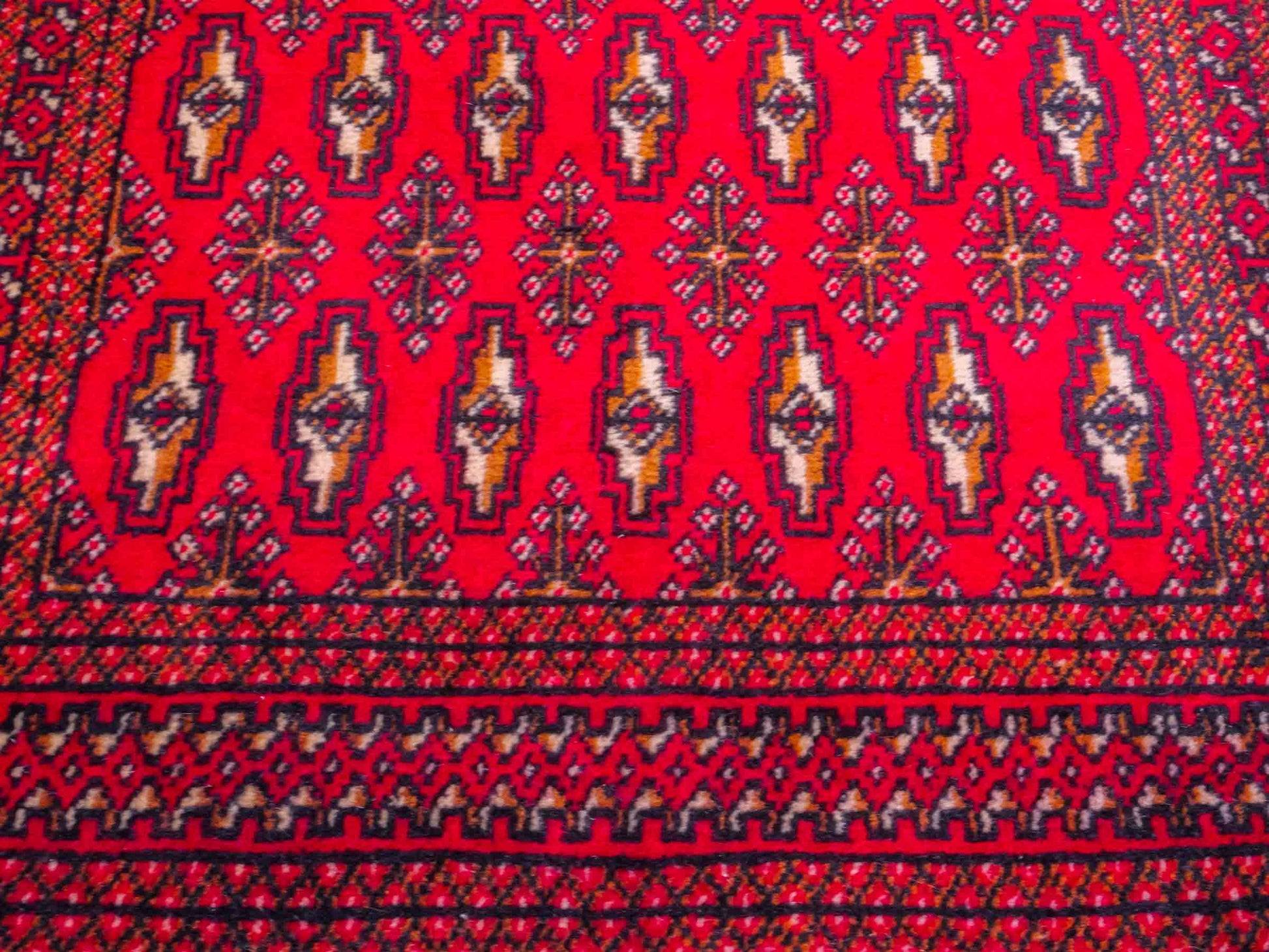 Handgeknüpfter Vintage Turkaman Nomadenteppich von Khademi aus Wolle, rot. Bukhara Allover-Design. Von Hand geknüpft in Iran. Größe: 125 cm x 62 cm. Teppichnummer: DB3-1010. Verkauf durch Jupiter Intl.