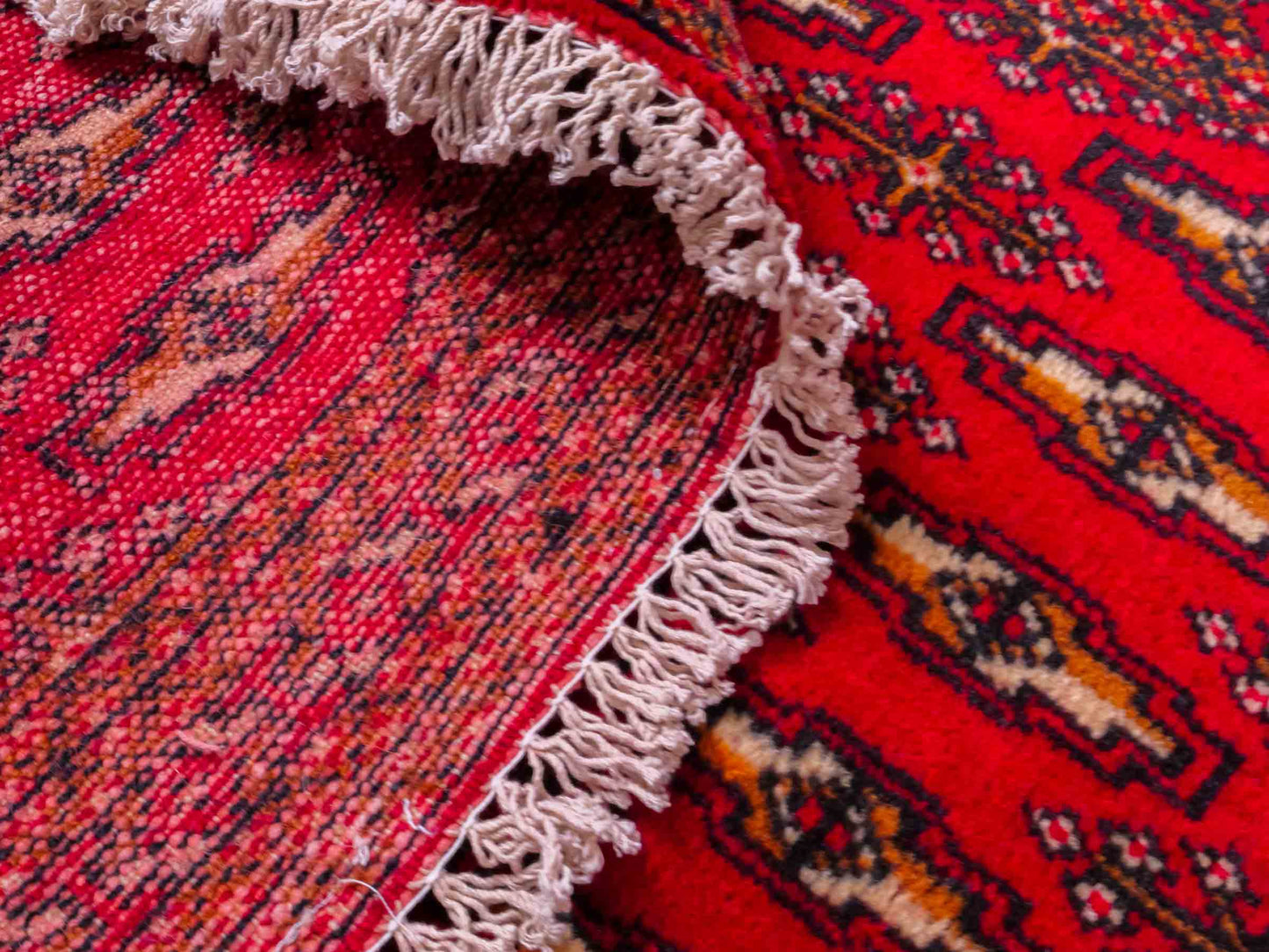 Handgeknüpfter Vintage Turkaman Nomadenteppich von Khademi aus Wolle, rot. Bukhara Allover-Design. Von Hand geknüpft in Iran. Größe: 125 cm x 62 cm. Teppichnummer: DB3-1010. Verkauf durch Jupiter Intl.