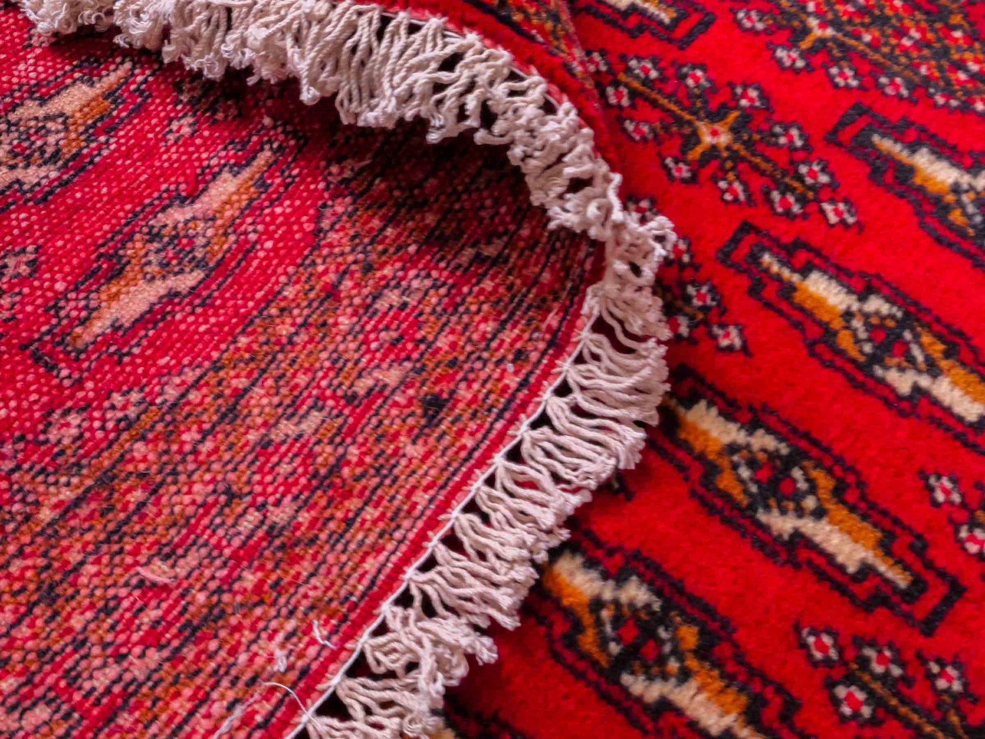 Handgeknüpfter Vintage Turkaman Nomadenteppich von Khademi aus Wolle, rot. Bukhara Allover-Design. Von Hand geknüpft in Iran. Größe: 125 cm x 62 cm. Teppichnummer: DB3-1010. Verkauf durch Jupiter Intl.