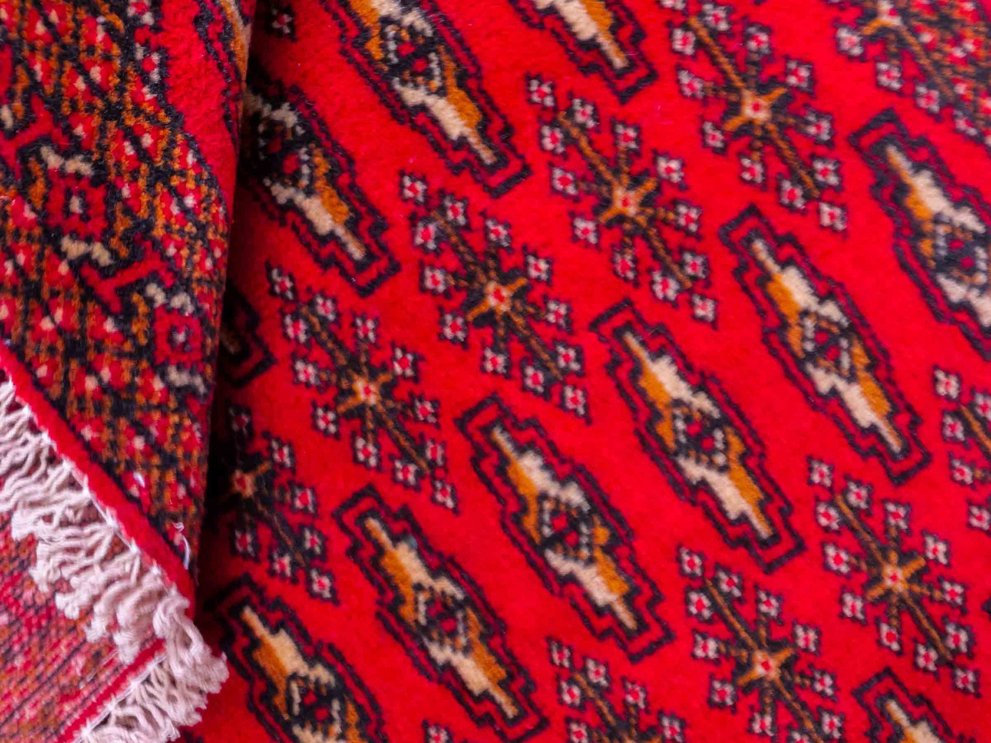 Handgeknüpfter Vintage Turkaman Nomadenteppich von Khademi aus Wolle, rot. Bukhara Allover-Design. Von Hand geknüpft in Iran. Größe: 125 cm x 62 cm. Teppichnummer: DB3-1010. Verkauf durch Jupiter Intl.