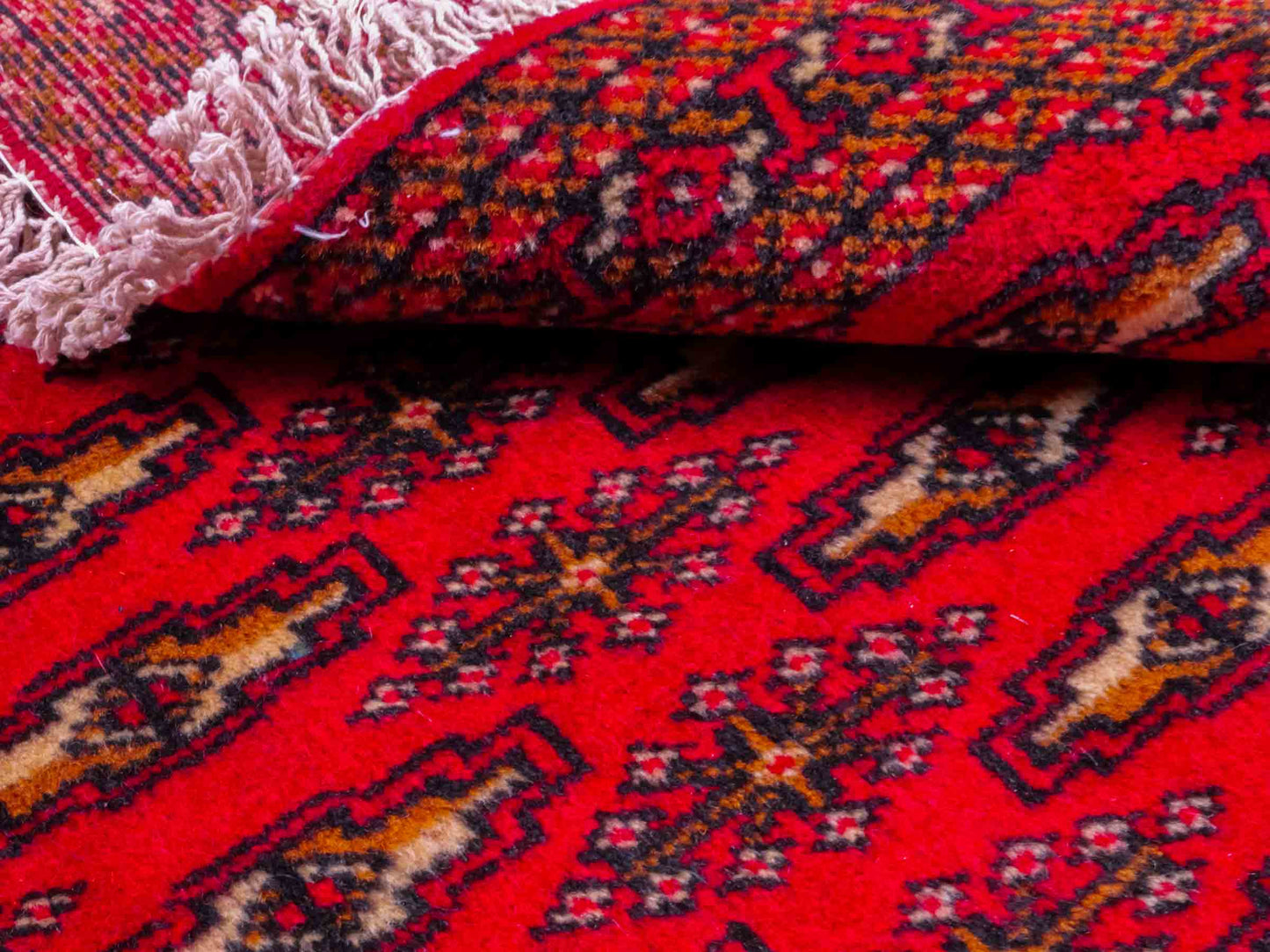 Handgeknüpfter Vintage Turkaman Nomadenteppich von Khademi aus Wolle, rot. Bukhara Allover-Design. Von Hand geknüpft in Iran. Größe: 125 cm x 62 cm. Teppichnummer: DB3-1010. Verkauf durch Jupiter Intl.