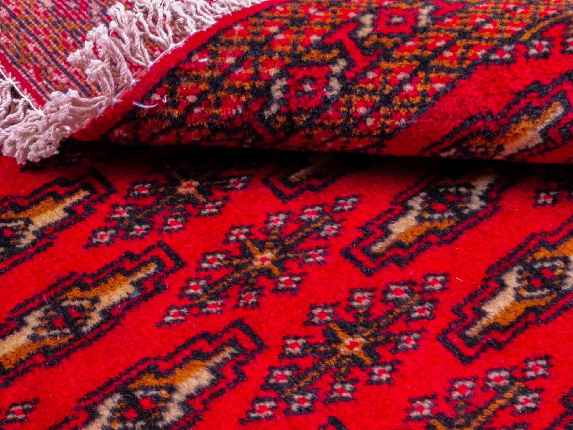 Handgeknüpfter Vintage Turkaman Nomadenteppich von Khademi aus Wolle, rot. Bukhara Allover-Design. Von Hand geknüpft in Iran. Größe: 125 cm x 62 cm. Teppichnummer: DB3-1010. Verkauf durch Jupiter Intl.