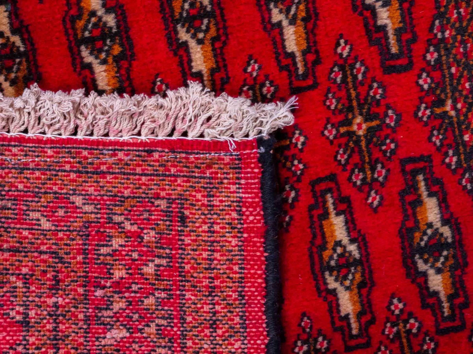 Handgeknüpfter Vintage Turkaman Nomadenteppich von Khademi aus Wolle, rot. Bukhara Allover-Design. Von Hand geknüpft in Iran. Größe: 125 cm x 62 cm. Teppichnummer: DB3-1010. Verkauf durch Jupiter Intl.